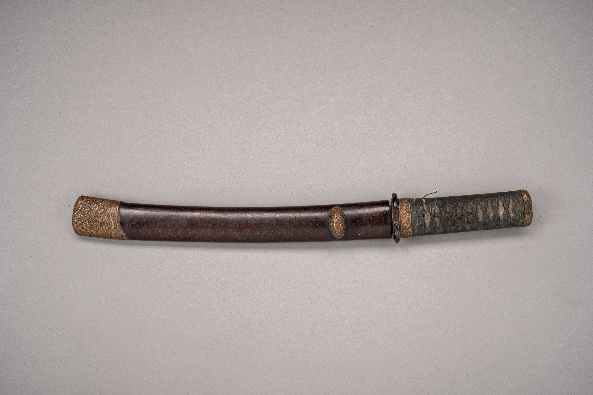 A RED AND BLACK LACQUERED KOSHIRAE FOR A TANTO, 19th CENTURY - Image 2 of 4