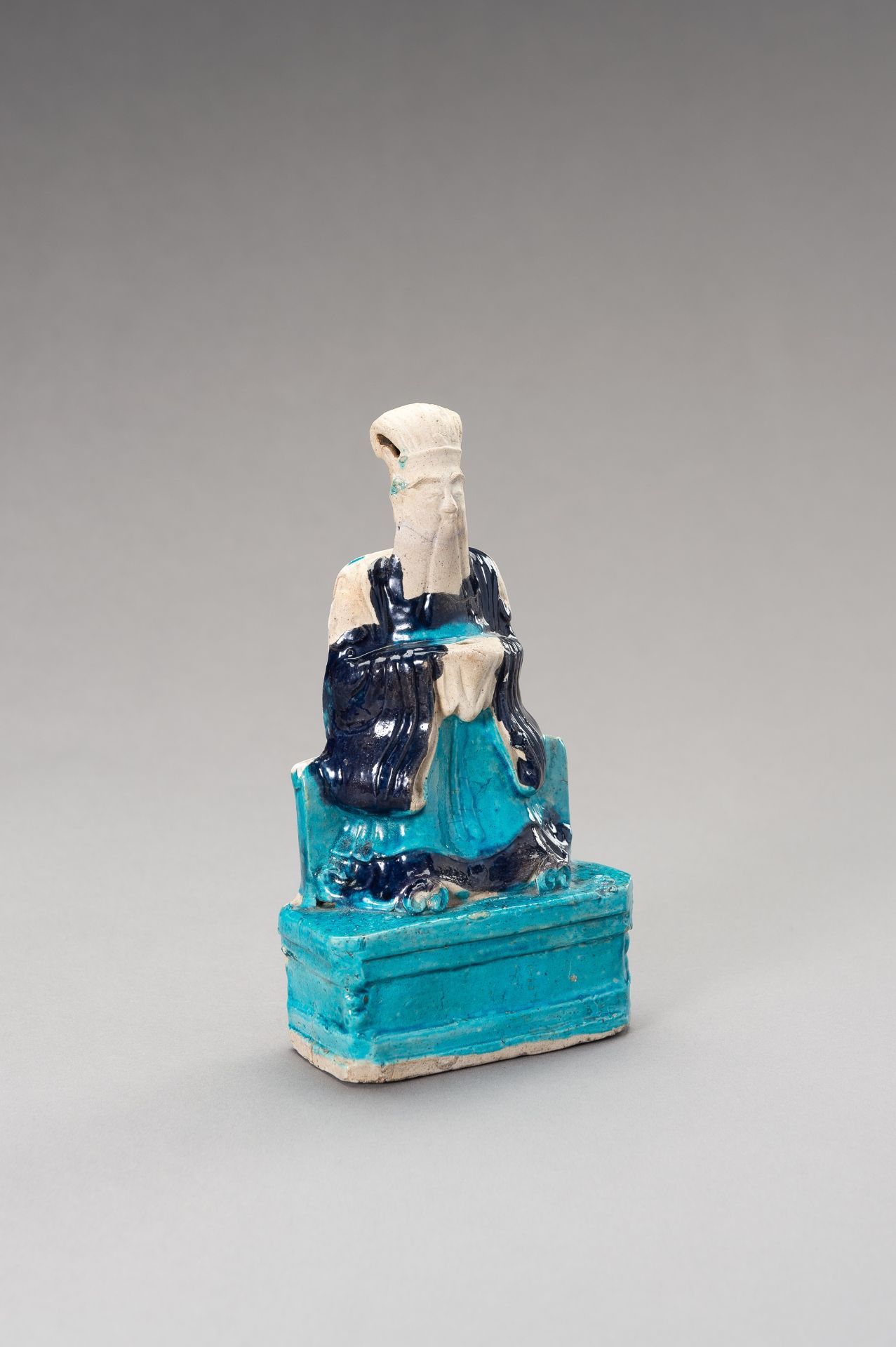 A FAHUA-DECORATED BISCUIT 'DIGNITARY' JOSS STICK HOLDER, QING DYNASTY - Image 3 of 12