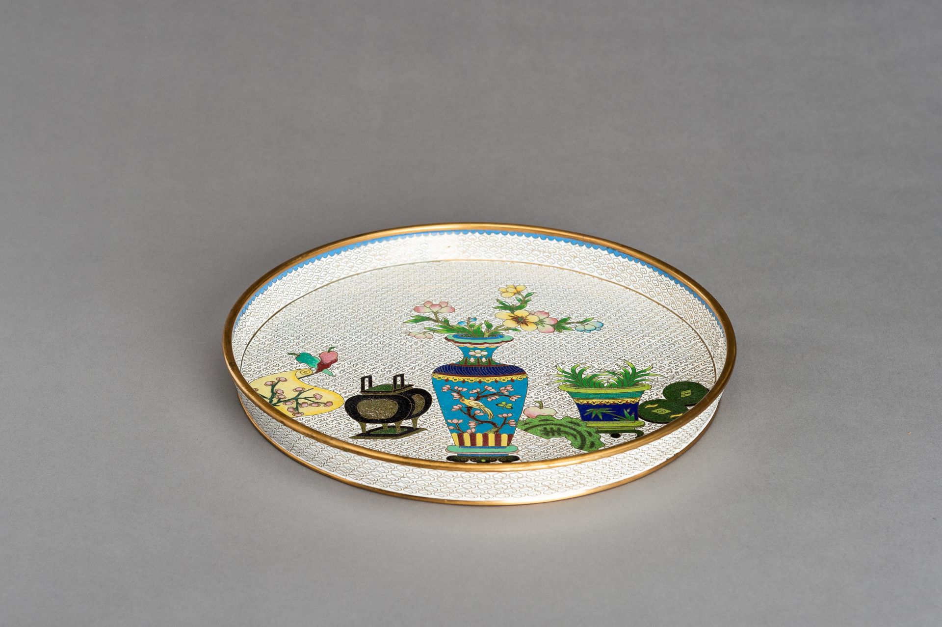 A GILT-BRONZE CLOISONNE ENAMEL 'HUNDRED ANTIQUES' DISH - Image 9 of 10