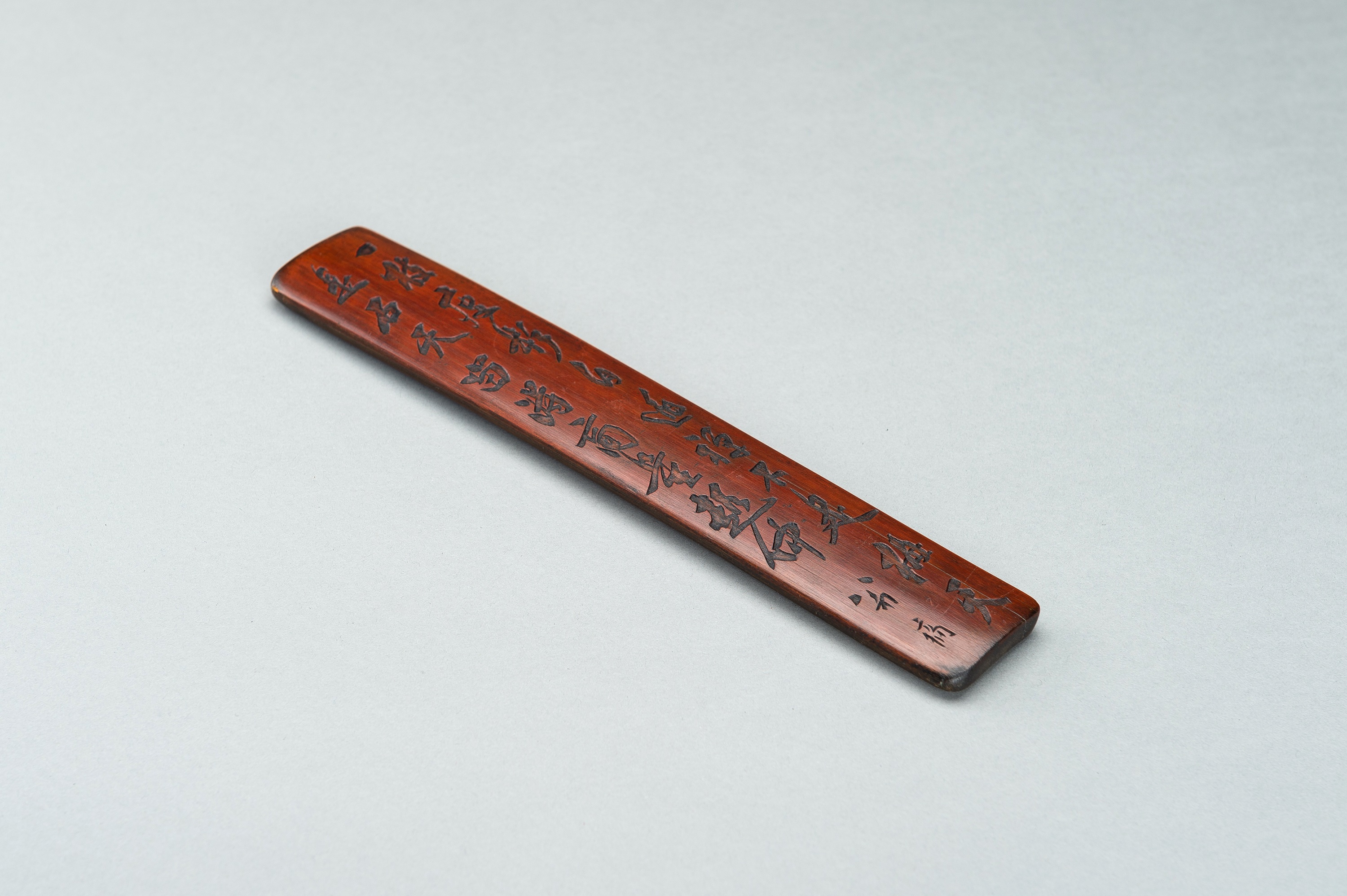 A BAMBOO WRIST REST WITH CALIGRAPHY - Image 7 of 9