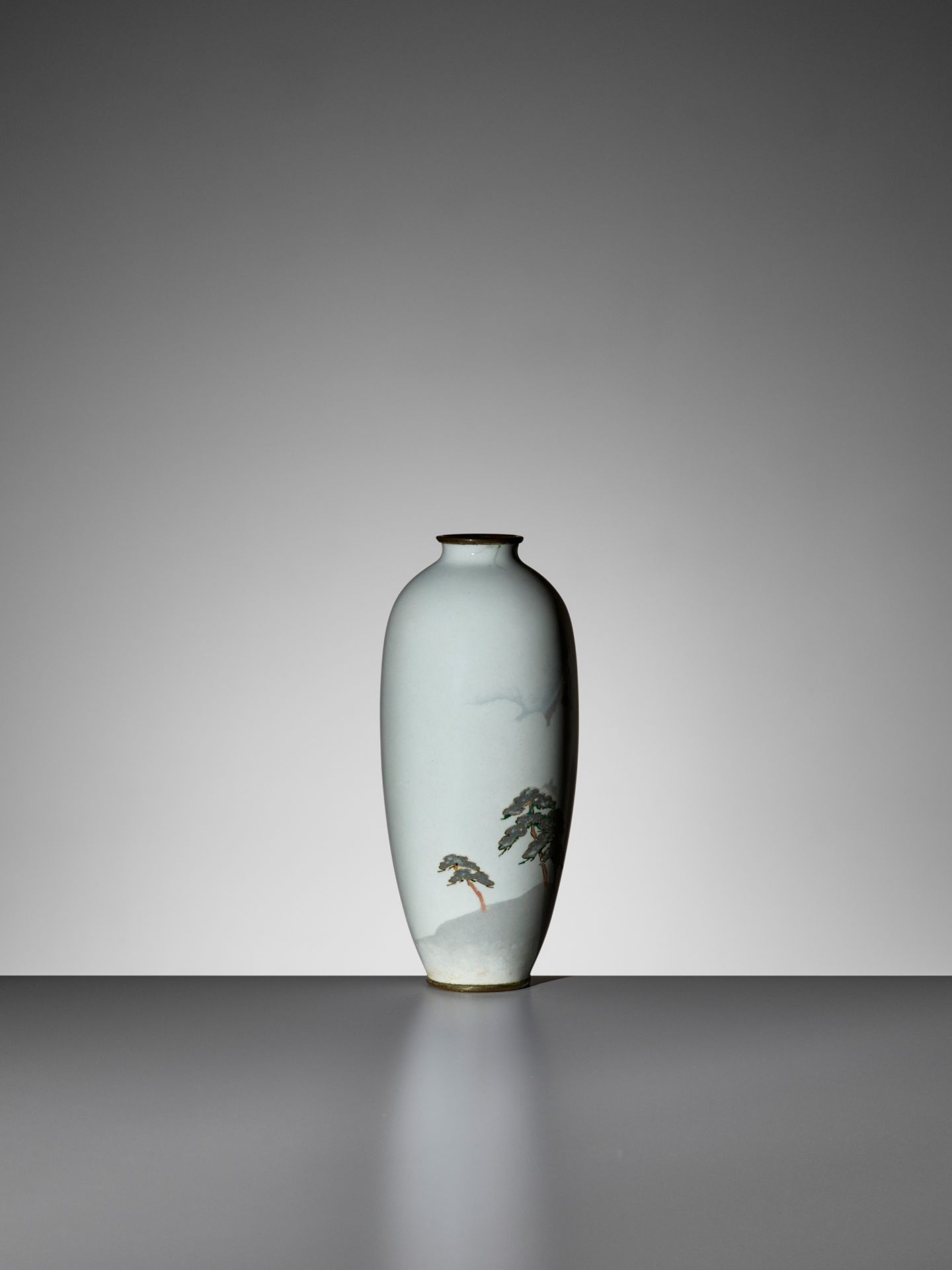 A CLOISONNE ENAMEL VASE DEPICTING MOUNT FUIJI IN THE STYLE OF NAMIKAWA SOSUKE - Bild 2 aus 10