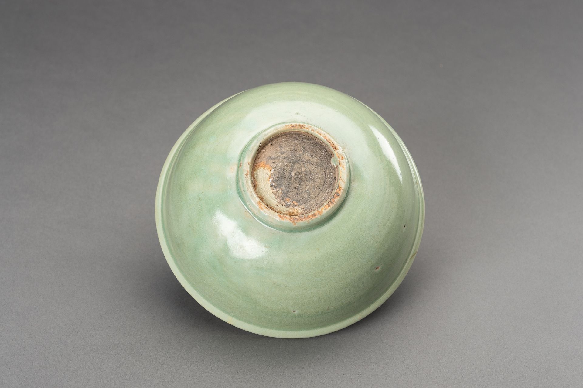 A MING STYLE LONGQUAN CELADON PORCELAIN BOWL - Bild 10 aus 15