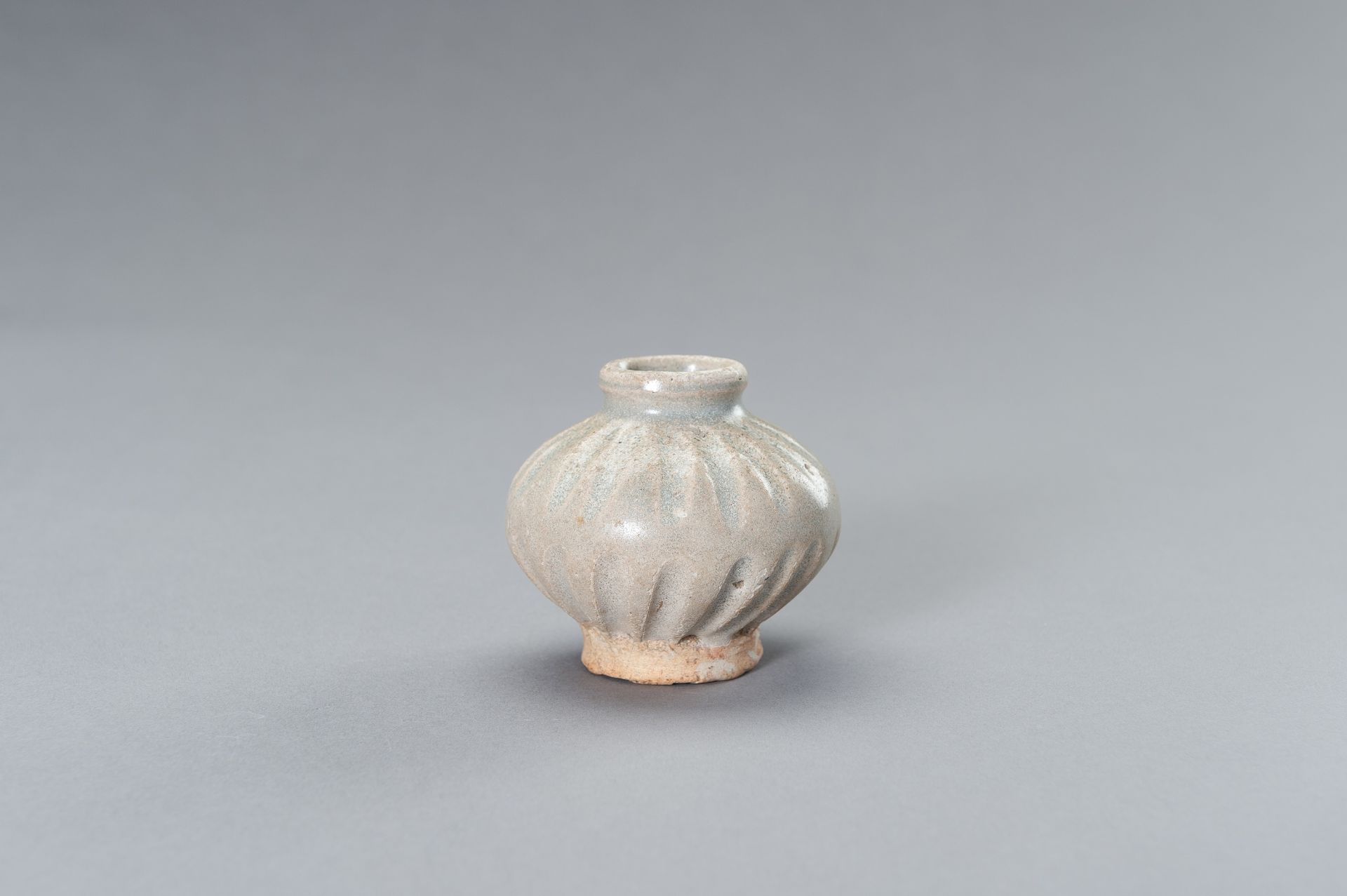 A SMALL CELADON-GLAZED CERAMIC JARLET - Image 6 of 8