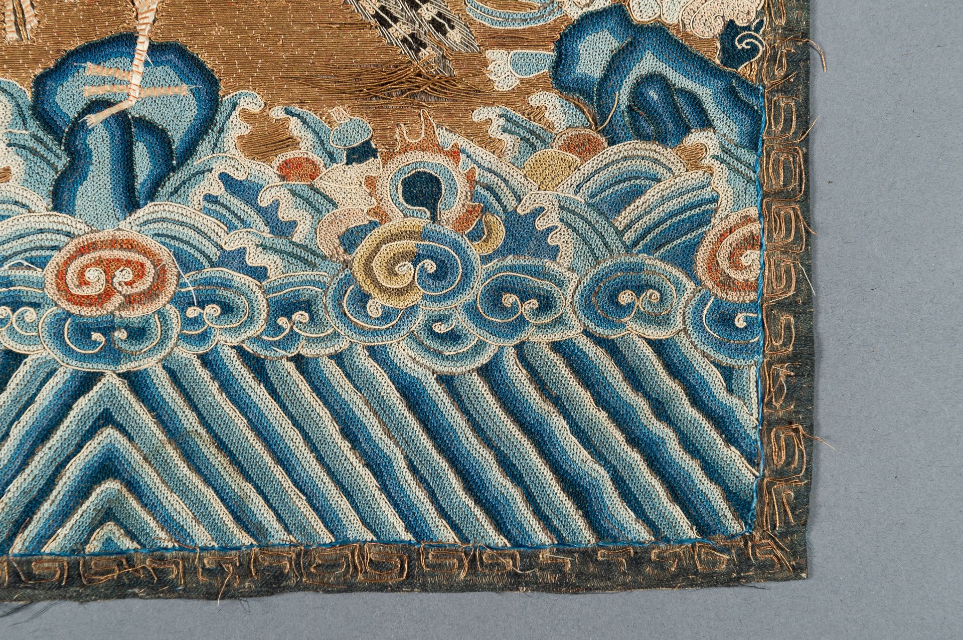 AN EMBROIDERED SILK 'CRANE' RANK BADGE, QING - Bild 4 aus 5