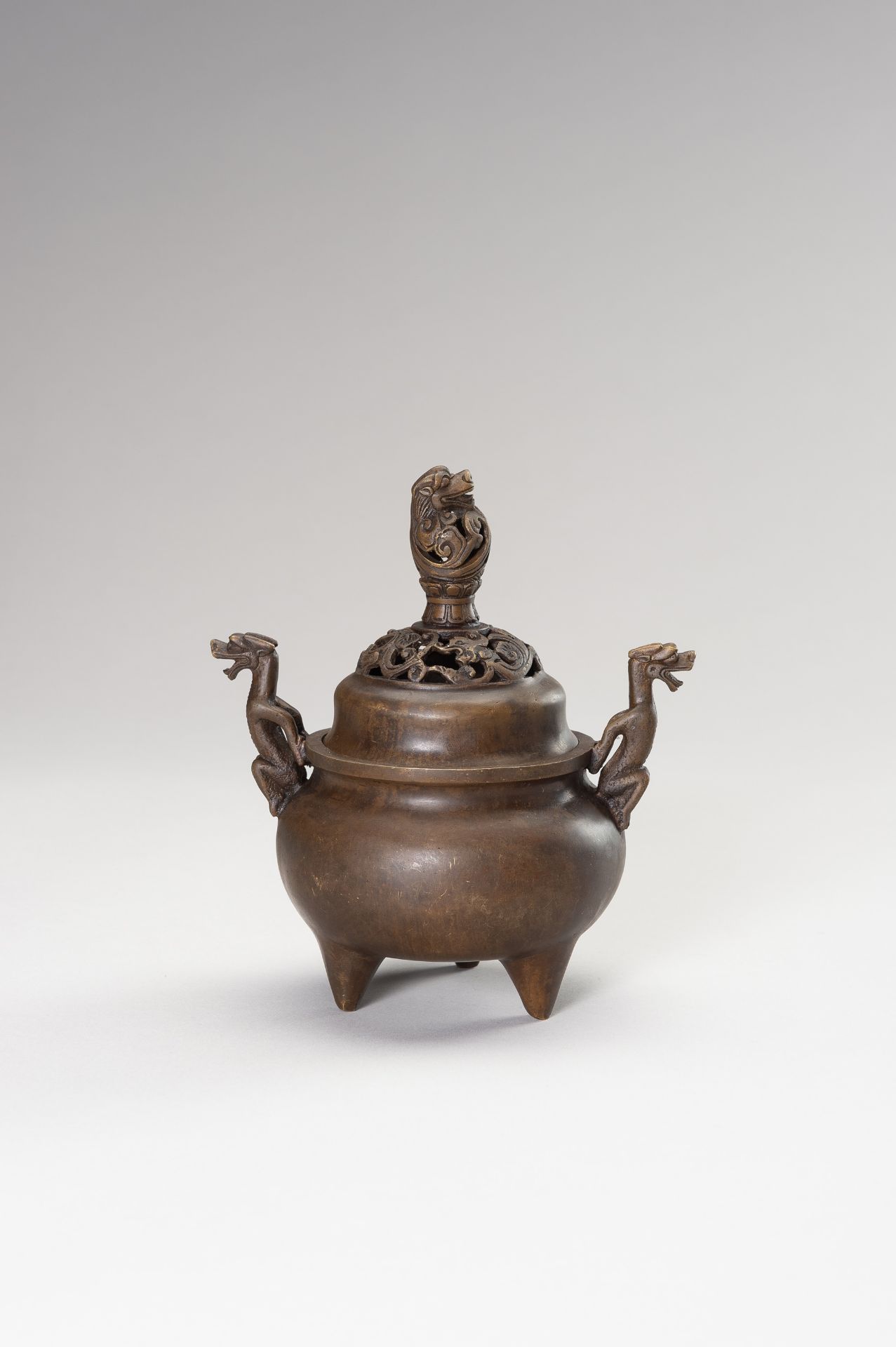 A BRONZE TRIPOD CENSER WITH DRAGONS - Image 2 of 11