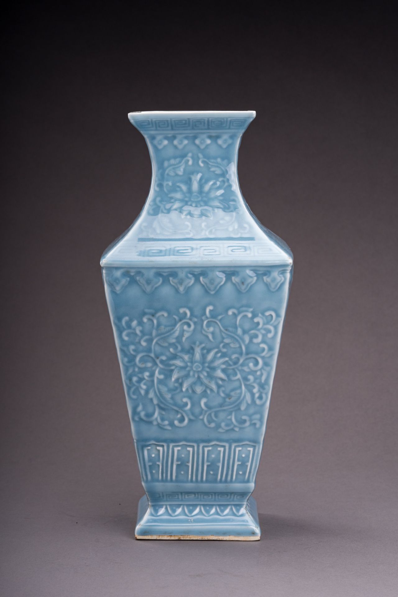 A PALE BLUE GLAZED SQUARE PORCELAIN BALUSTER VASE - Bild 4 aus 9