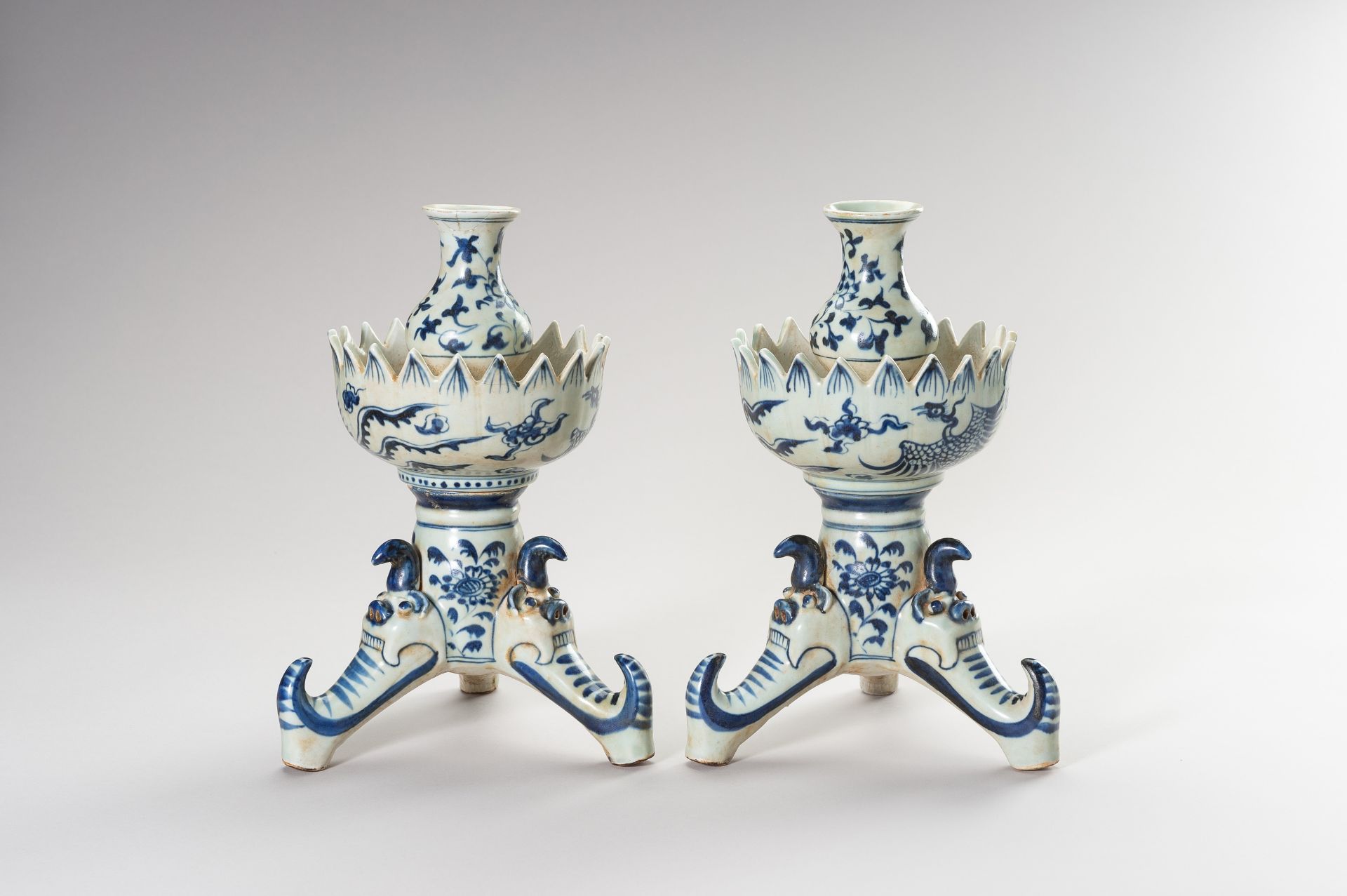 A PAIR OF MING STYLE BLUE AND WHITE CANDLE HOLDERS - Image 4 of 8