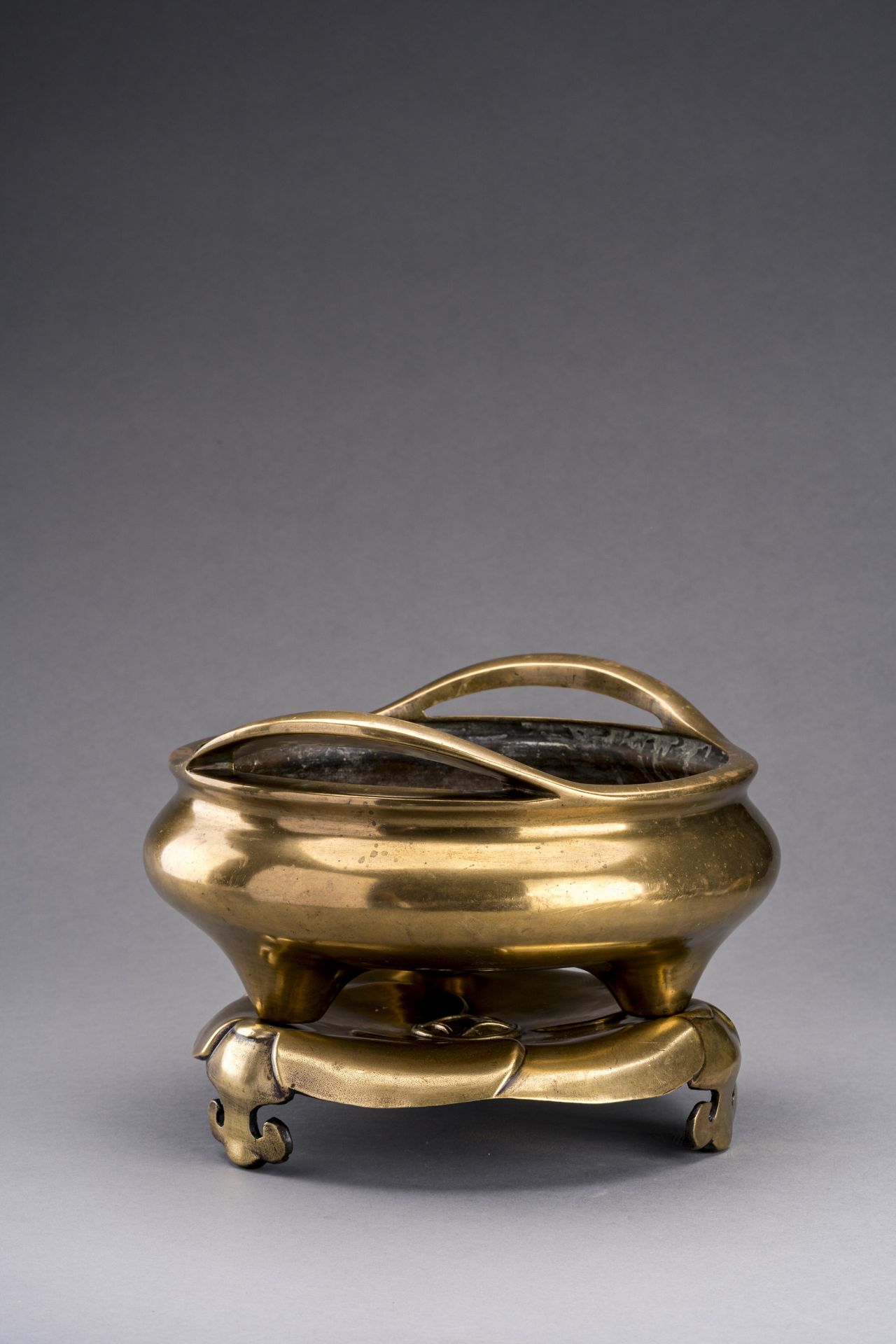 A LARGE GILT-BRONZE TRIPOD CENSER WITH MATCHING STAND, QING - Bild 2 aus 10