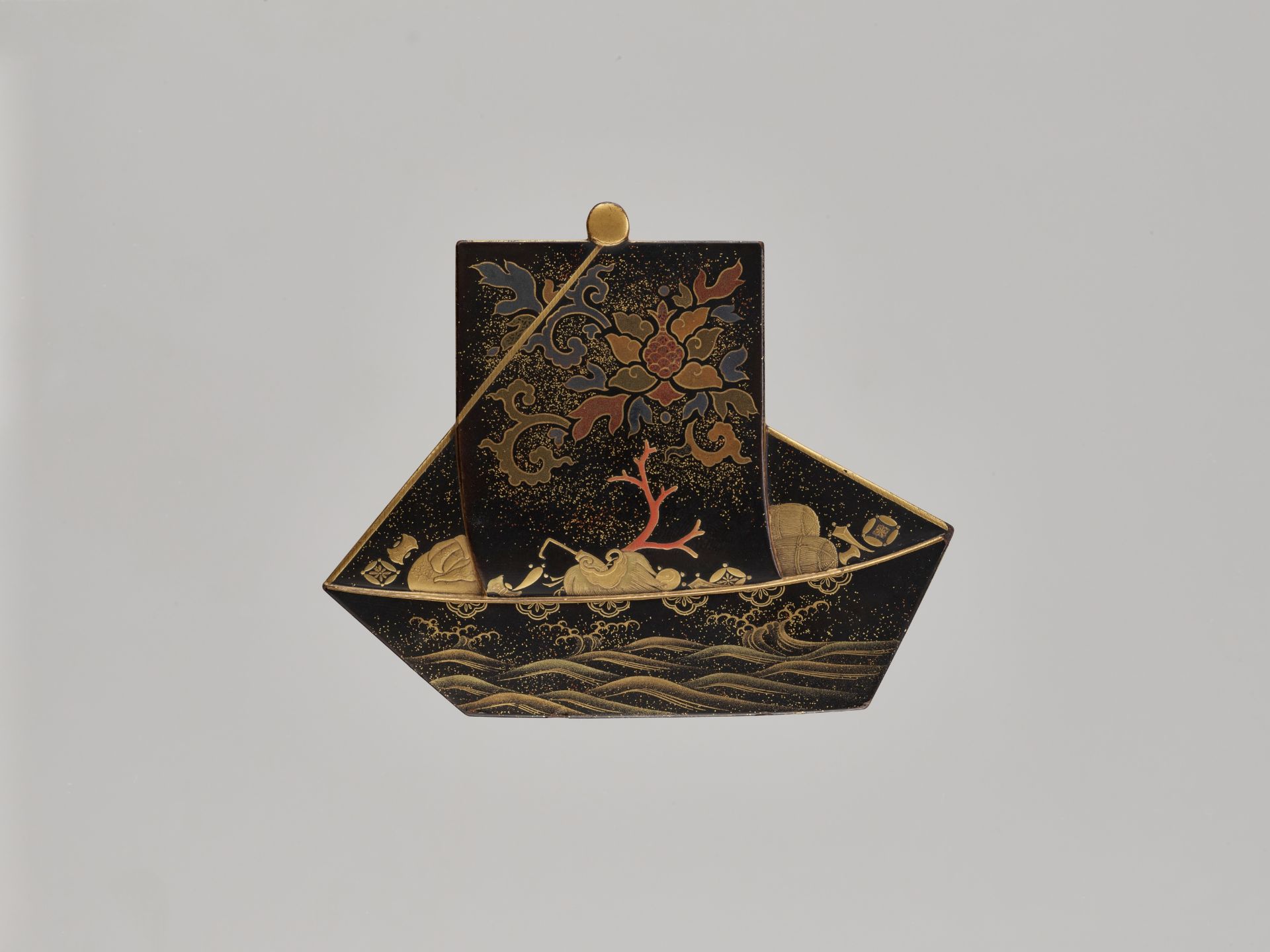 SATO: A RARE BLACK AND GOLD LACQUER KOBAKO AND COVER IN THE FORM OF THE TAKARABUNE (TREASURE SHIP) - Image 2 of 12