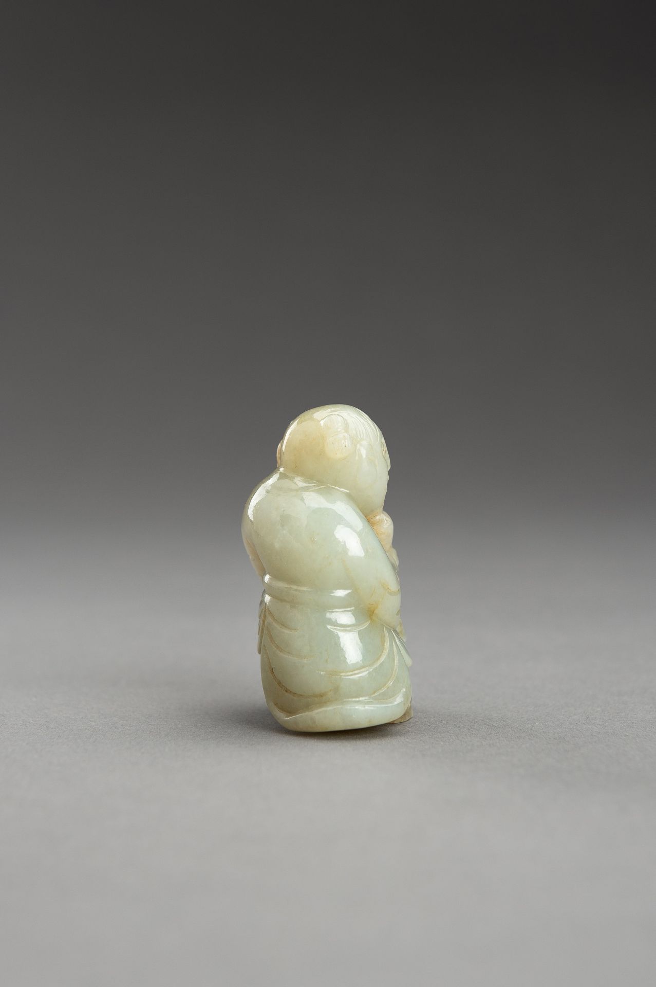 A PALE CELADON JADE PENDANT OF TWO CHILDREN - Bild 5 aus 10