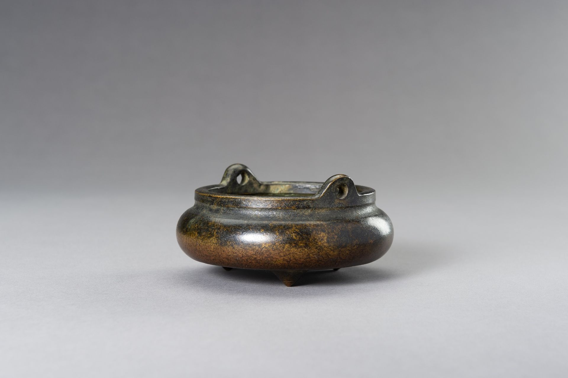 A SMALL BRONZE TRIPOD CENSER - Image 5 of 10