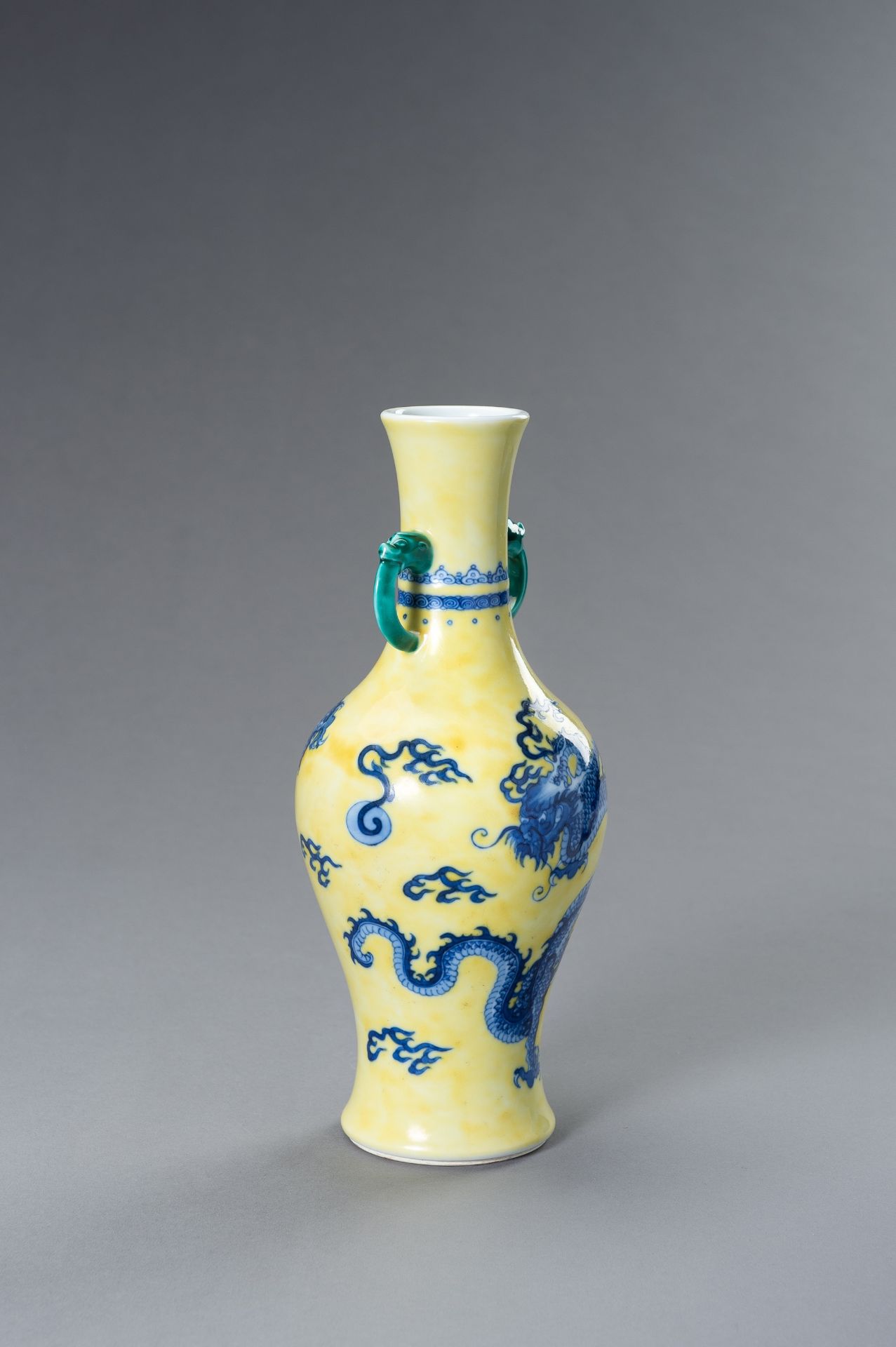 A BLUE AND YELLOW PORCELAIN 'DRAGON' VASE - Bild 10 aus 13