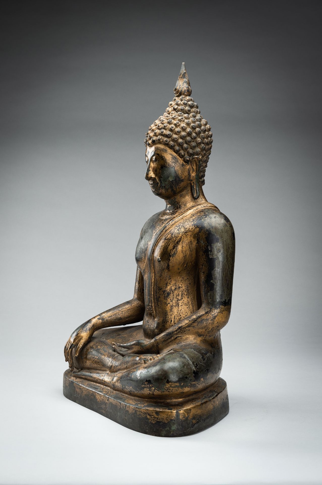 A LARGE LACQUER-GILT BRONZE FIGURE OF BUDDHA SHAKYAMUNI - Image 10 of 12