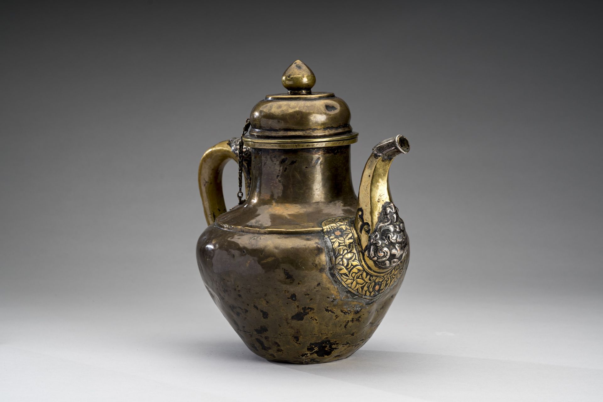 A TIBETAN COPPER EWER, 19th CENTURY - Bild 5 aus 10