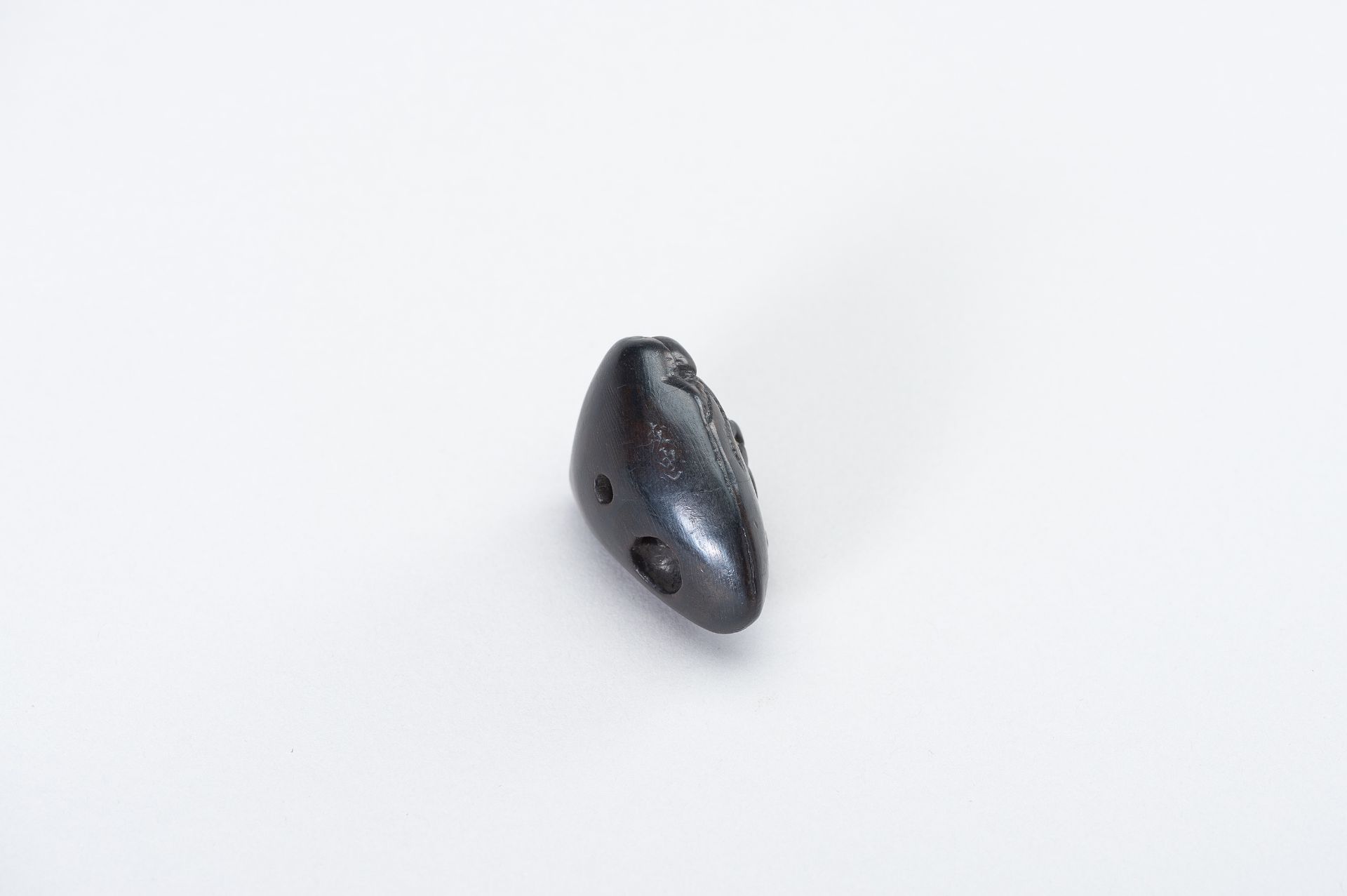 AN EBONY NETSUKE OF A HAMAGURI CLAM WITH CRAB AND OCTOPUS - Image 10 of 12