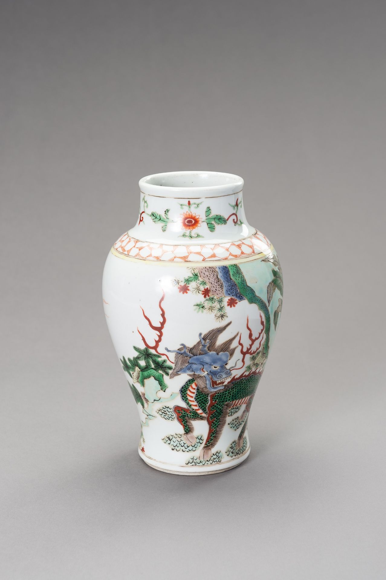 A FAMILLE VERTE 'QILIN' BALUSTER VASE, LATE QING TO REPUBLIC - Bild 7 aus 10