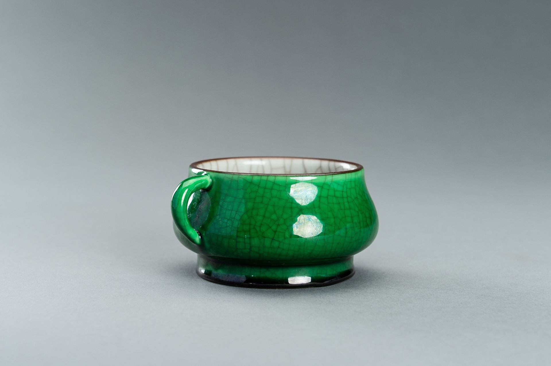 AN APPLE-GREEN GLAZED PORCELAIN CENSER, QING DYNASTY - Bild 4 aus 12