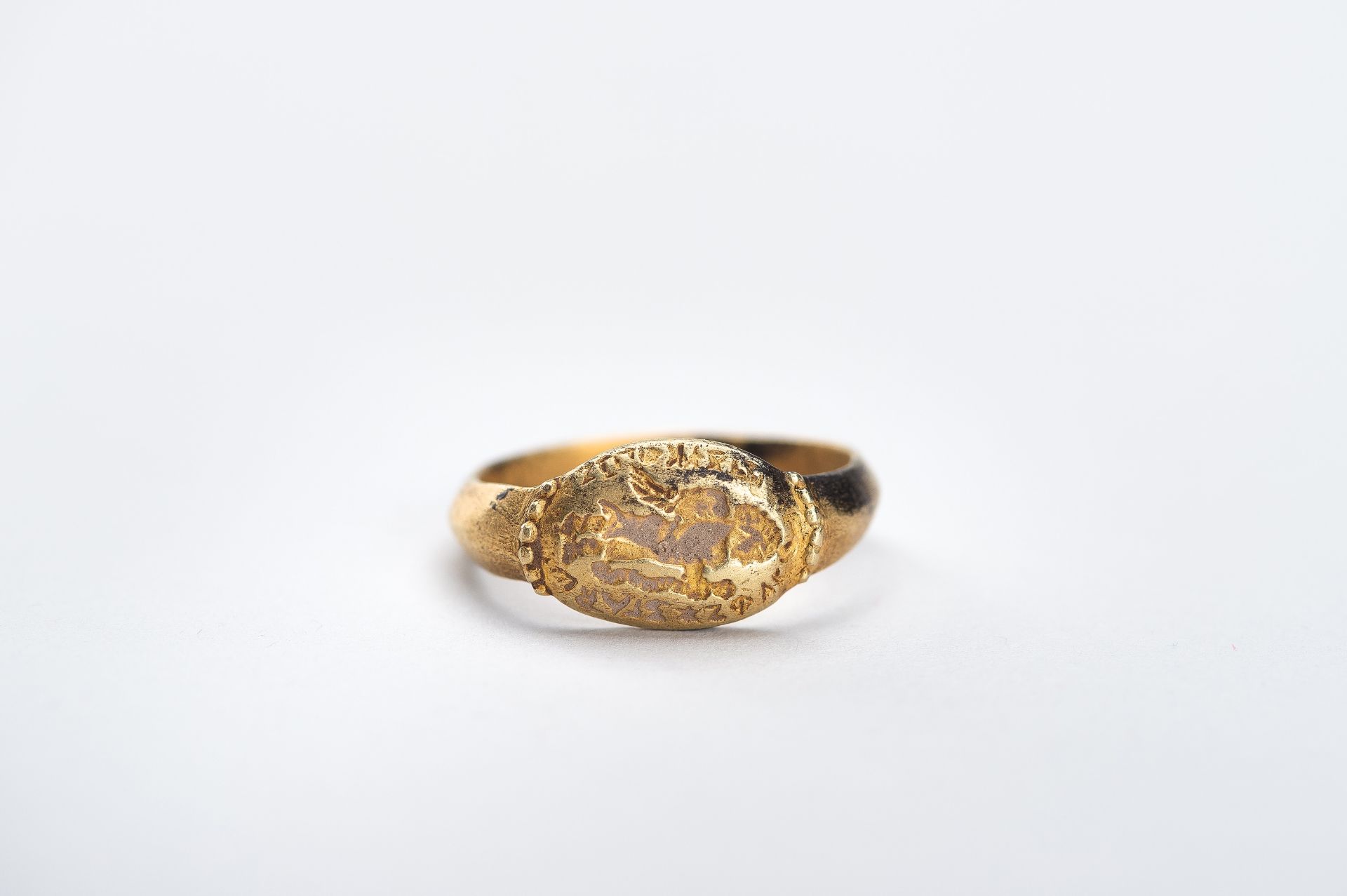 AN ANCIENT BACTRIAN GOLD SEAL RING - Image 2 of 10