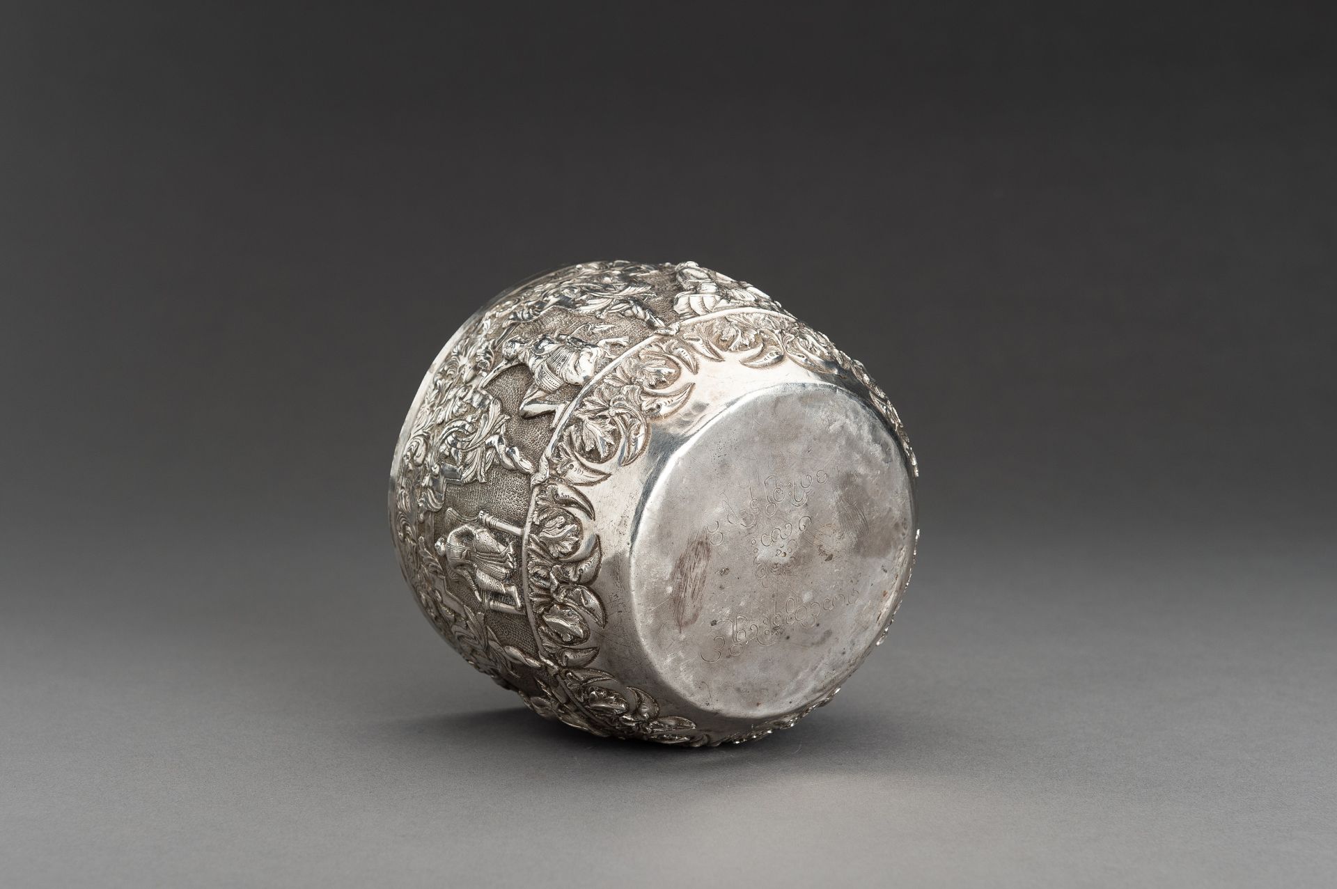 AN EMBOSSED SILVER BOWL WITH FIGURAL RELIEF - Image 9 of 12