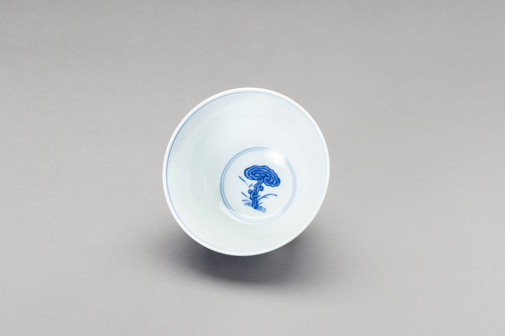 A BLUE AND WHITE KANGXI REVIVAL BOWL, LATE QING TO REPUBLIC - Image 2 of 11