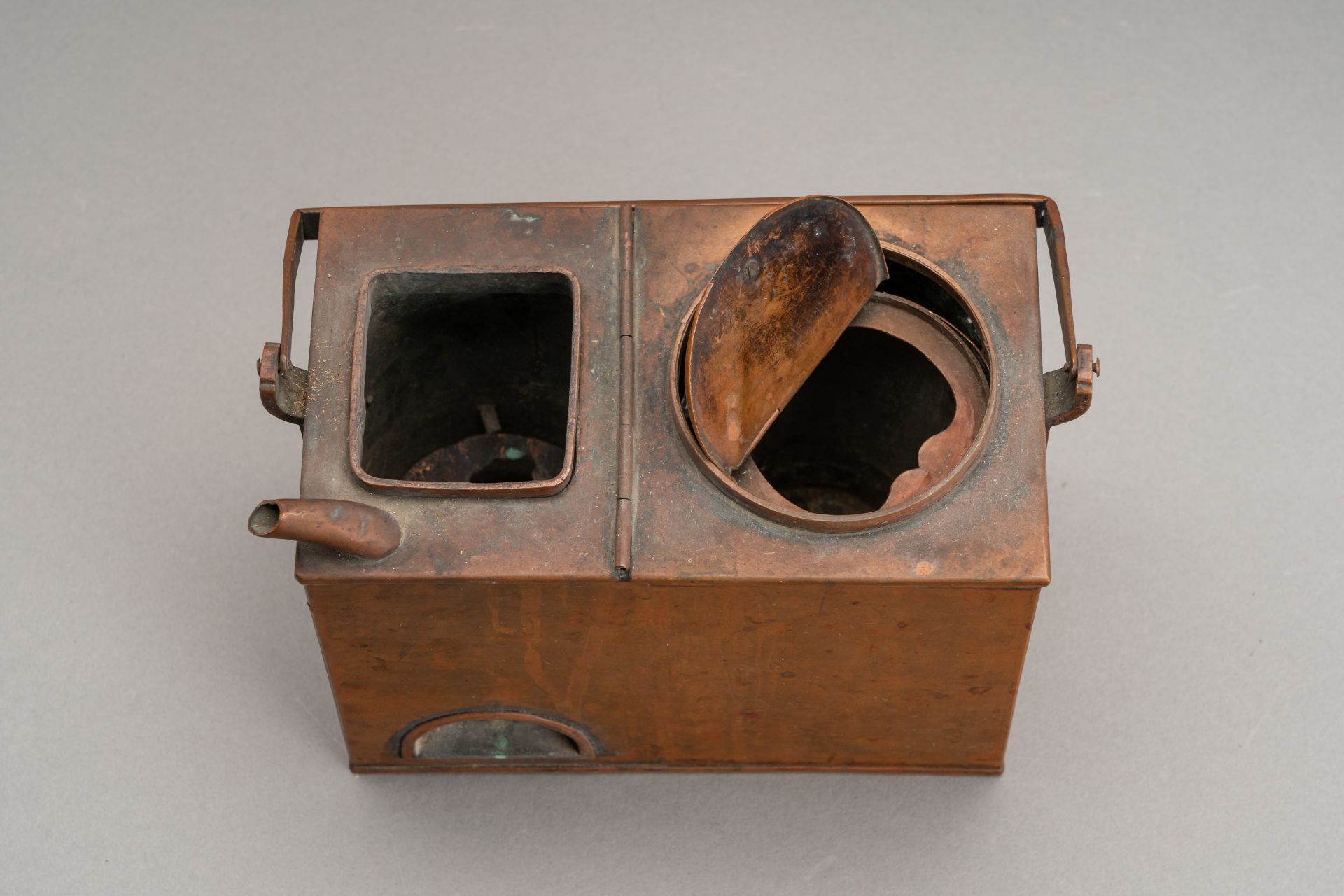 A WOODEN CHEST WITH DRAWERS AND A COPPER SAKE WARMER 'KANDOUKO', 19th CENTURY - Bild 16 aus 28