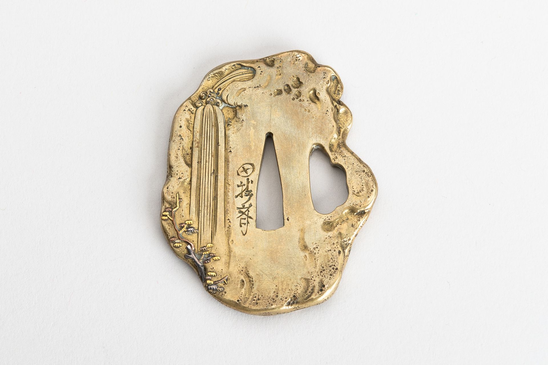 A GOLD, SILVER AND COPPER INLAID SENTOKU TSUBA DEPICTING IMMORTALS - Image 3 of 9