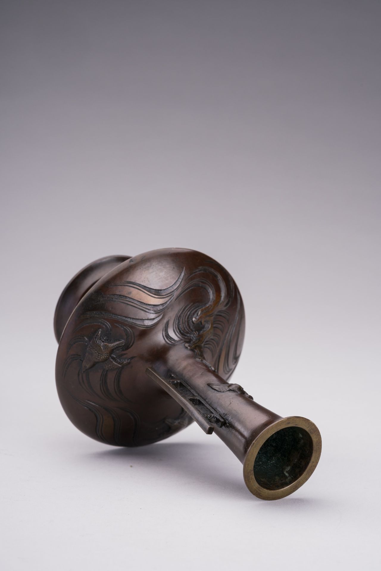 A SMALL BRONZE VASE WITH BIRDS, MEIJI - Image 10 of 11