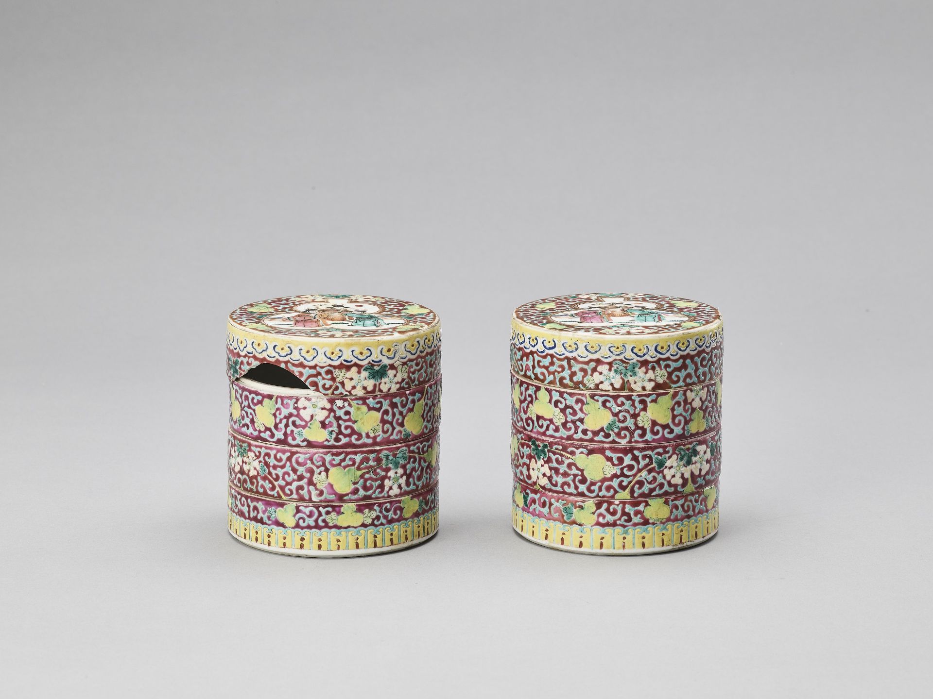 A PAIR OF THREE-TIERED ENAMELED PORCELAIN COSMETIC BOXES, REPUBLIC - Bild 5 aus 10