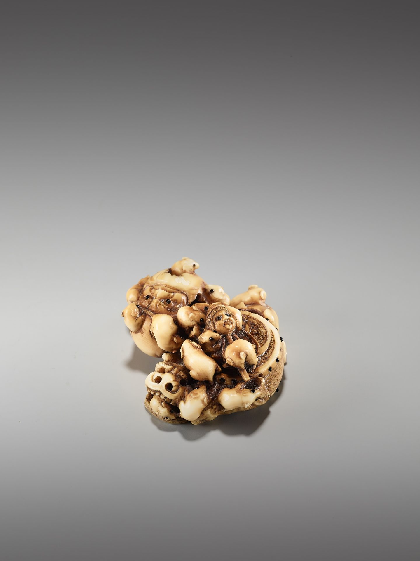 A CHARMING AND RARE IVORY NETSUKE OF A BUNDLE OF RATS WITH DARUMA DOLLS AND MASKS BY MASAMITSU - Image 5 of 10