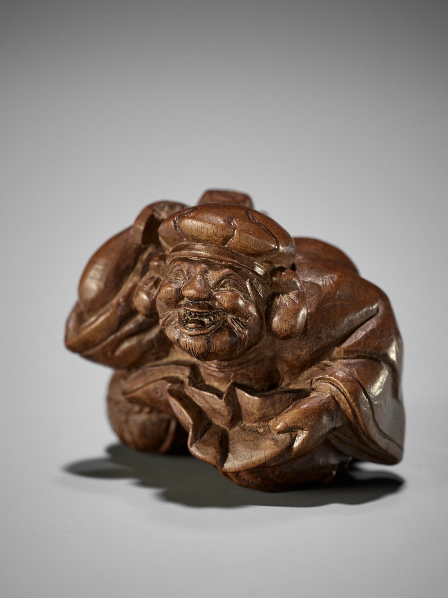 MINZAN: AN UNUSUAL WOOD NETSUKE OF DAIKOKU WITH UKIBORI DETAILS - Image 13 of 14