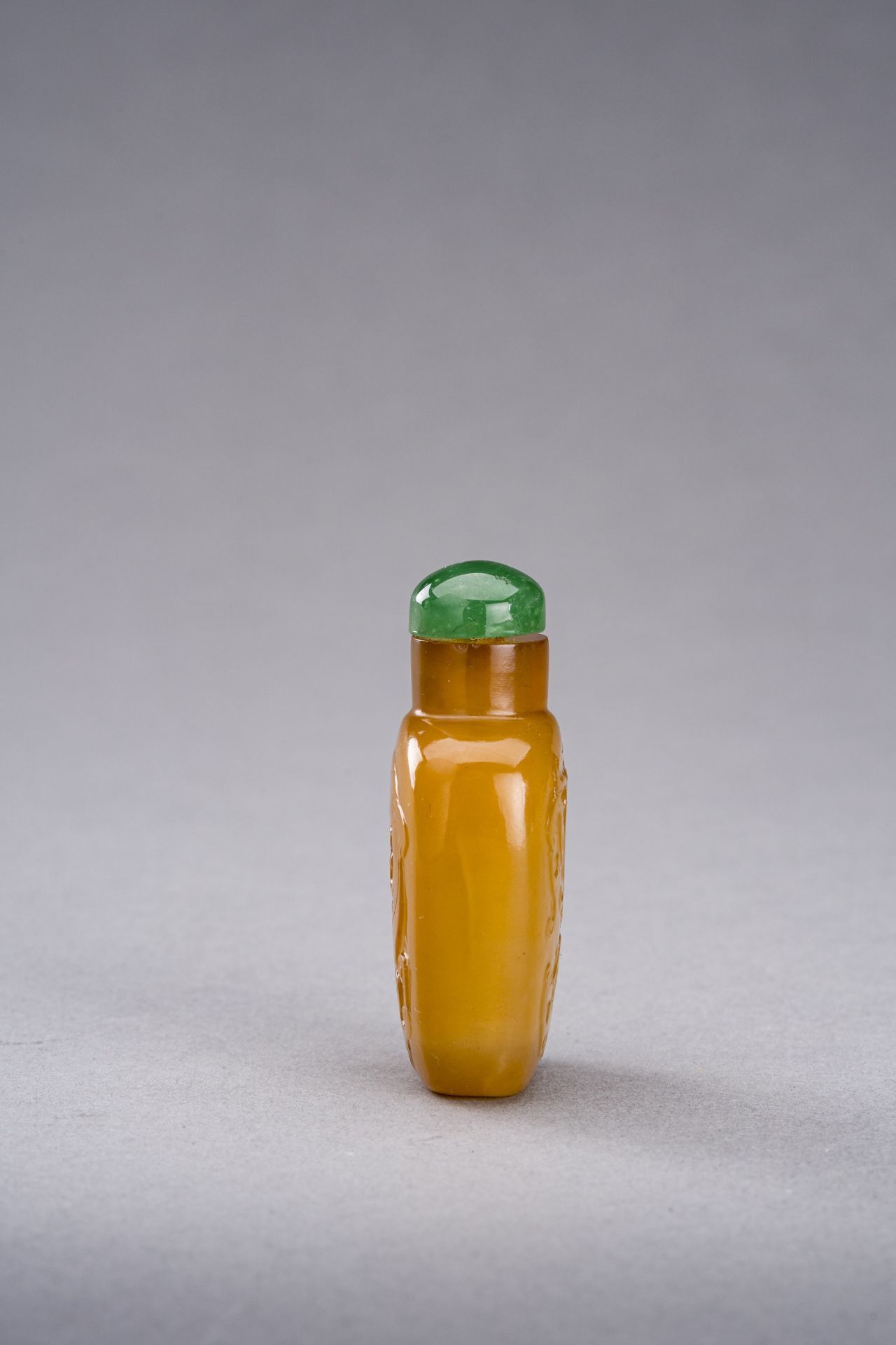 AN AGATE 'CHILONG' SNUFF BOTTLE, QING DYNASTY - Image 2 of 6