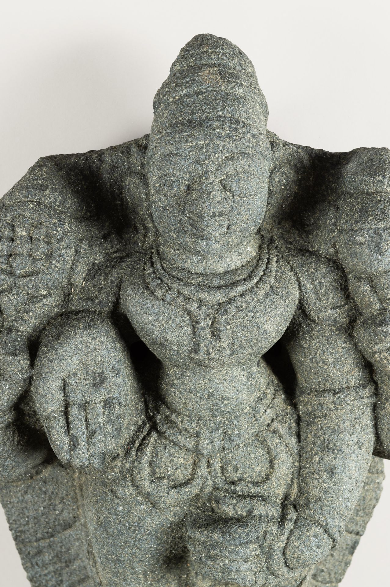 A LARGE INDIAN STONE STATUE OF A DEITY - Image 6 of 11