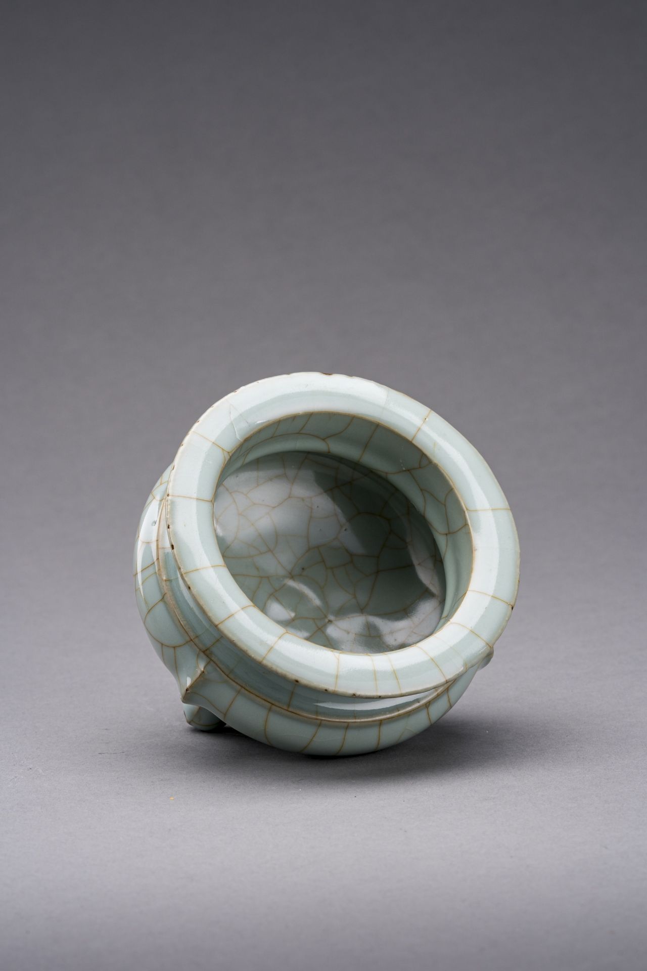 A LONGQUAN CELADON PORCELAIN TRIPOD CENSER, QING DYNASTY - Image 5 of 6