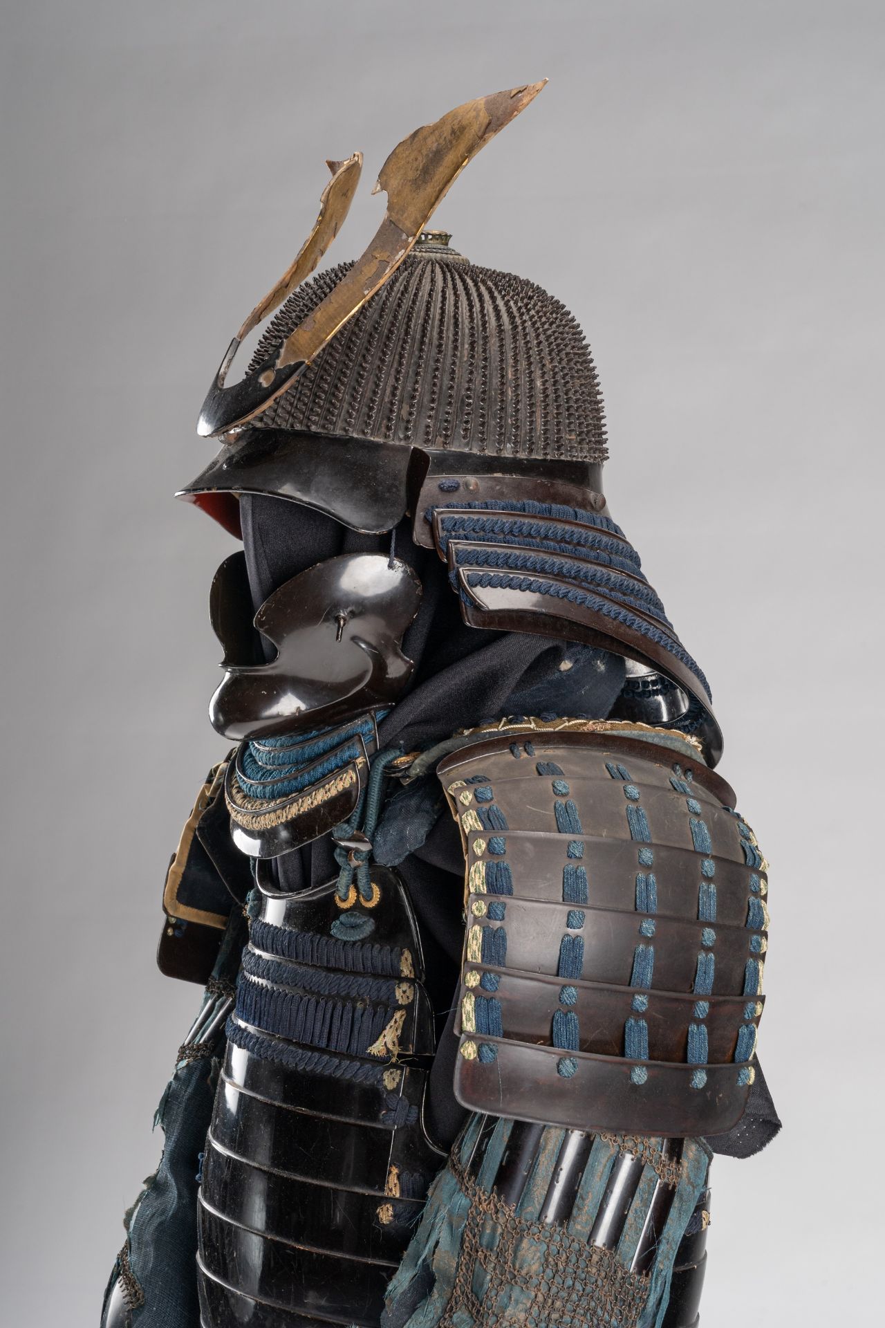 A SUIT OF ARMOR WITH KOBOSHI KABUTO AND KUWAGATA MAEDATE - Bild 4 aus 10