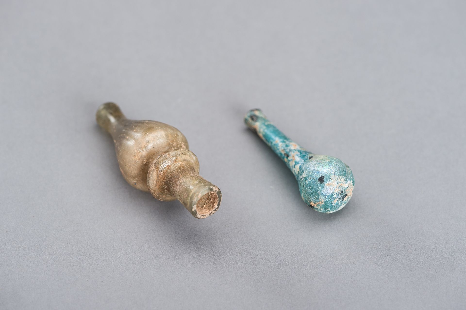 A GLASS STOPPER AND MINIATURE VASE - Image 6 of 11