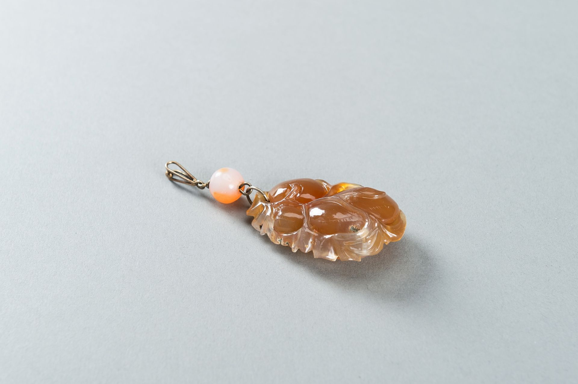 AN AGATE `GROURD AND FLOWERS` PENDANT, 1920s - Image 7 of 10