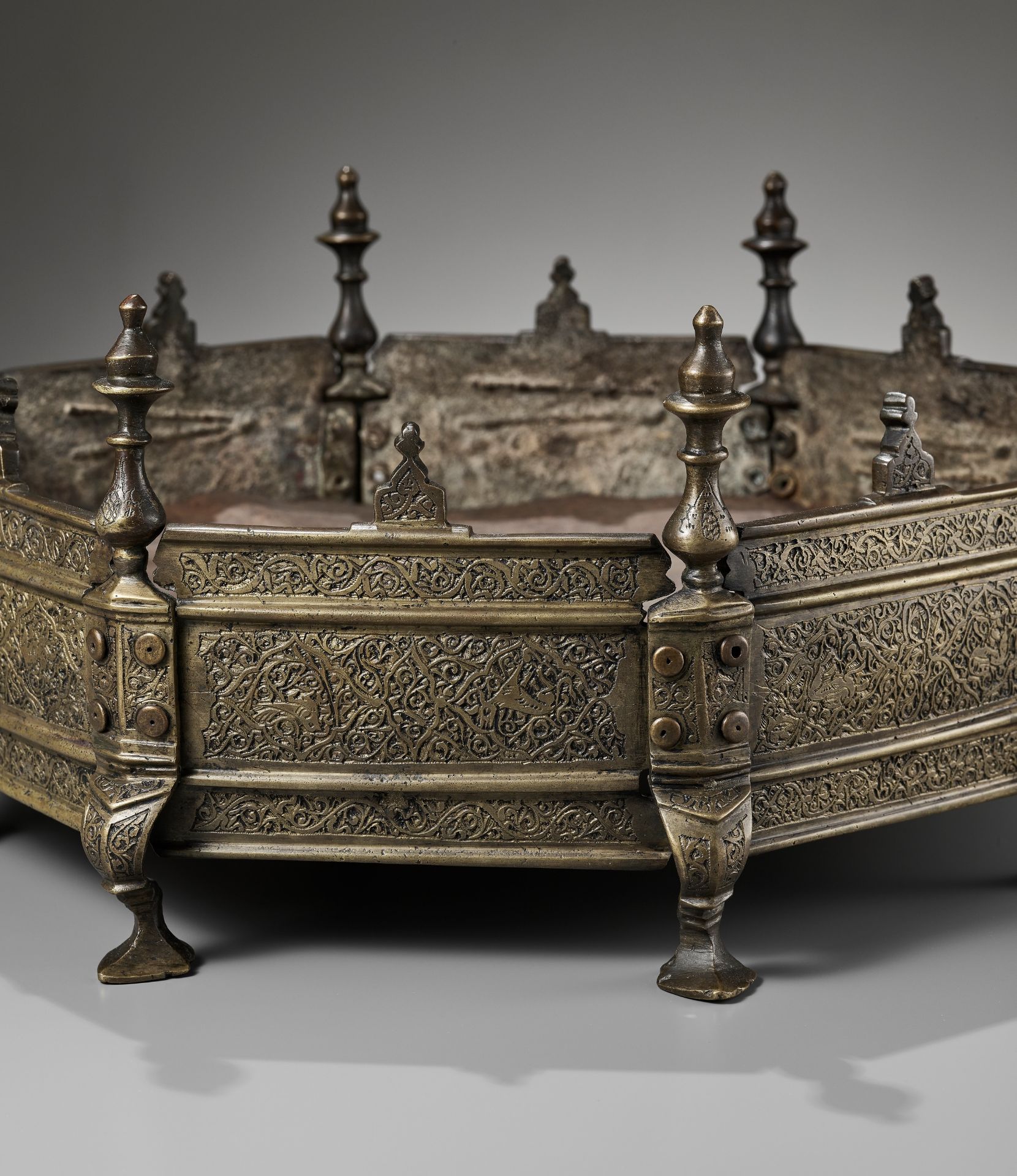 AN OCTAGONAL BRASS BRAZIER, 17TH-18TH CENTURY - Image 2 of 10