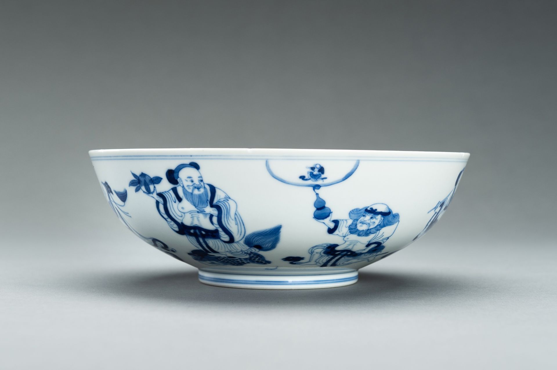 A BLUE AND WHITE PORCELAIN 'EIGHT IMMORTALS' BOWL, GUANGXU MARK AND PERIOD - Bild 5 aus 14