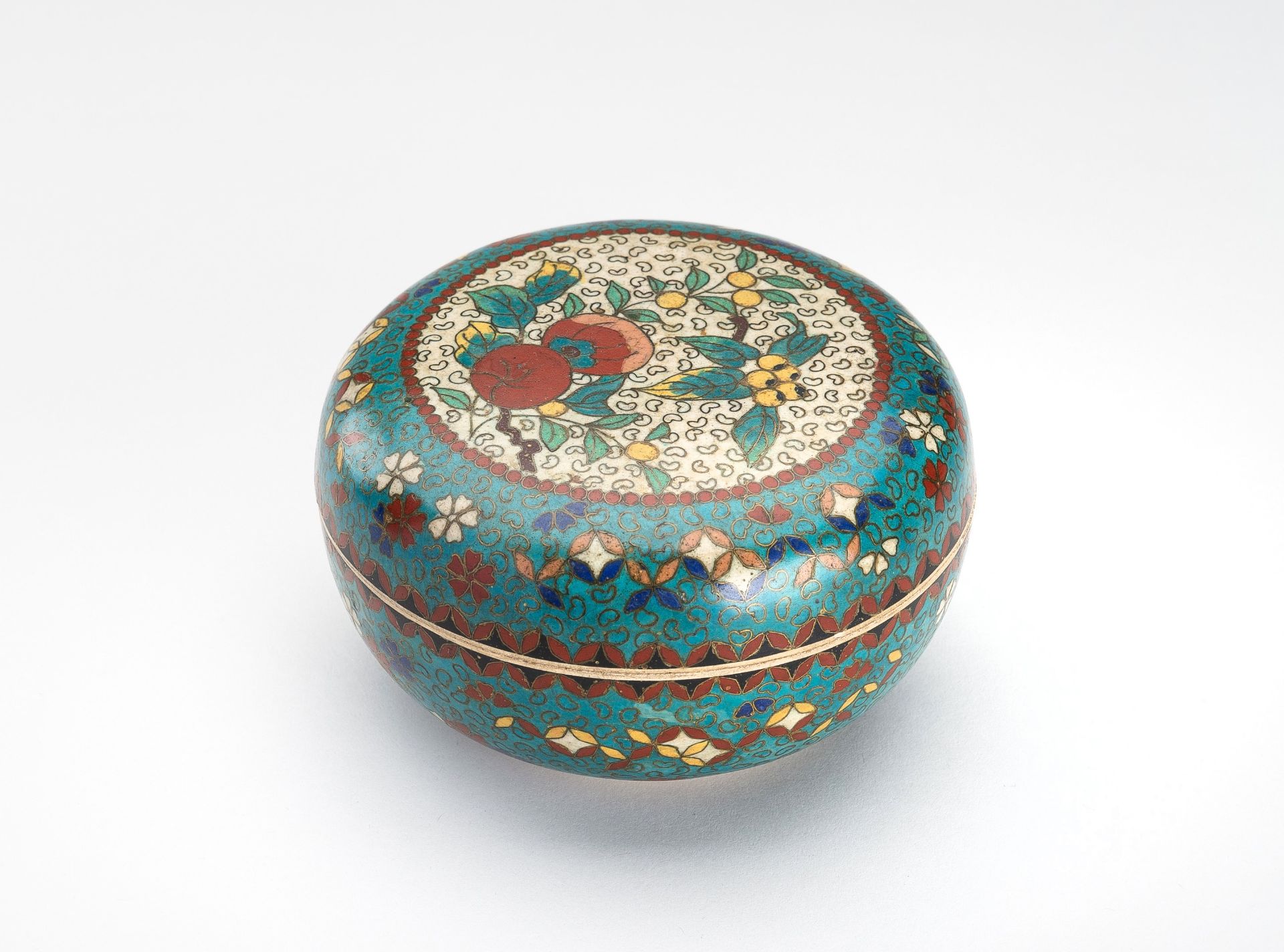 KINKOZAN: A RARE CLOISONNE DESIGN PORCELAIN BOX AND COVER, MEIJI