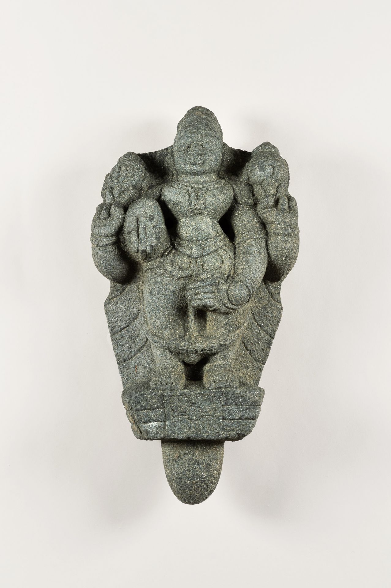 A LARGE INDIAN STONE STATUE OF A DEITY - Bild 2 aus 11