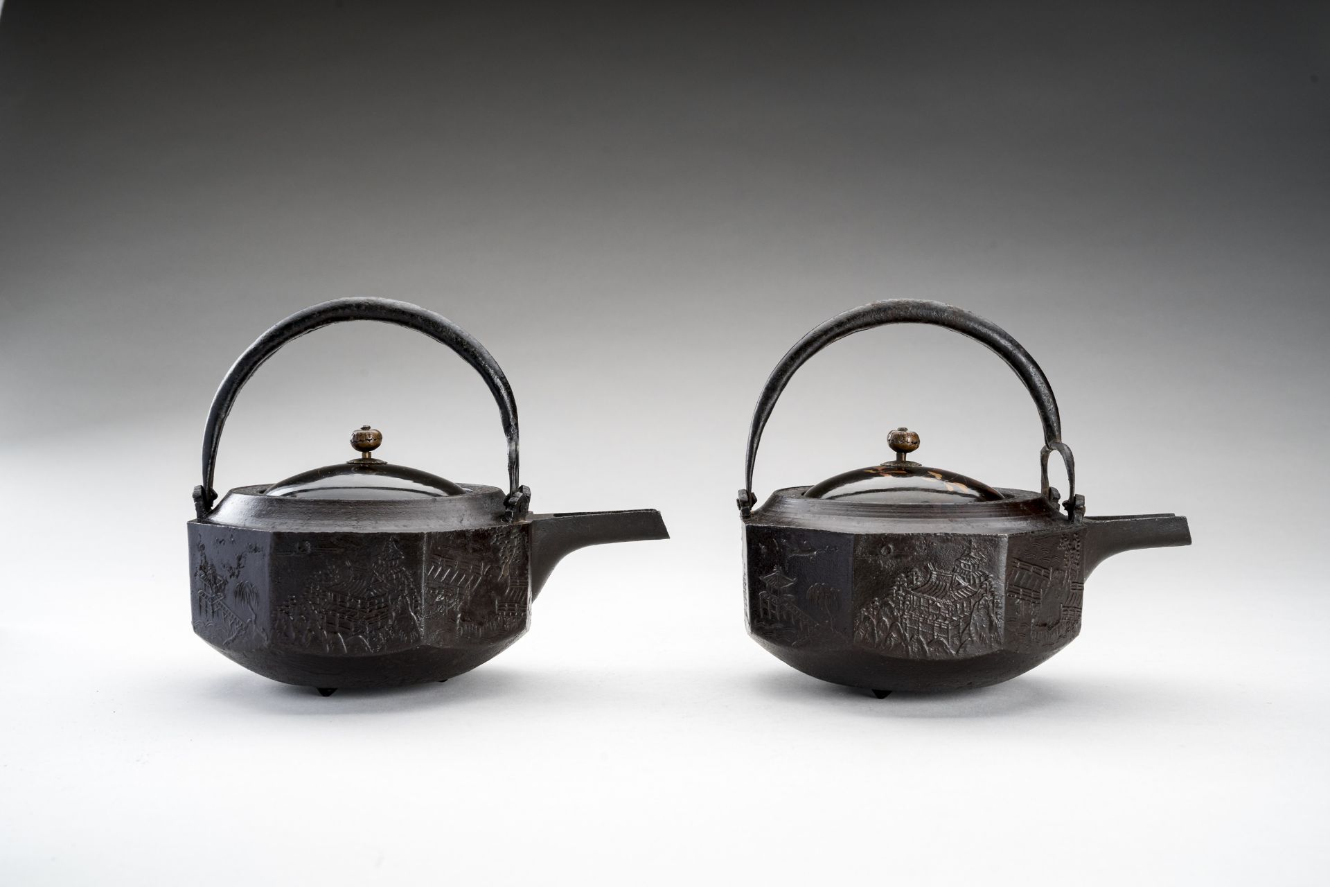 A PAIR OF CAST IRON SAKE EWERS CHOSHI, EDO - Image 2 of 15