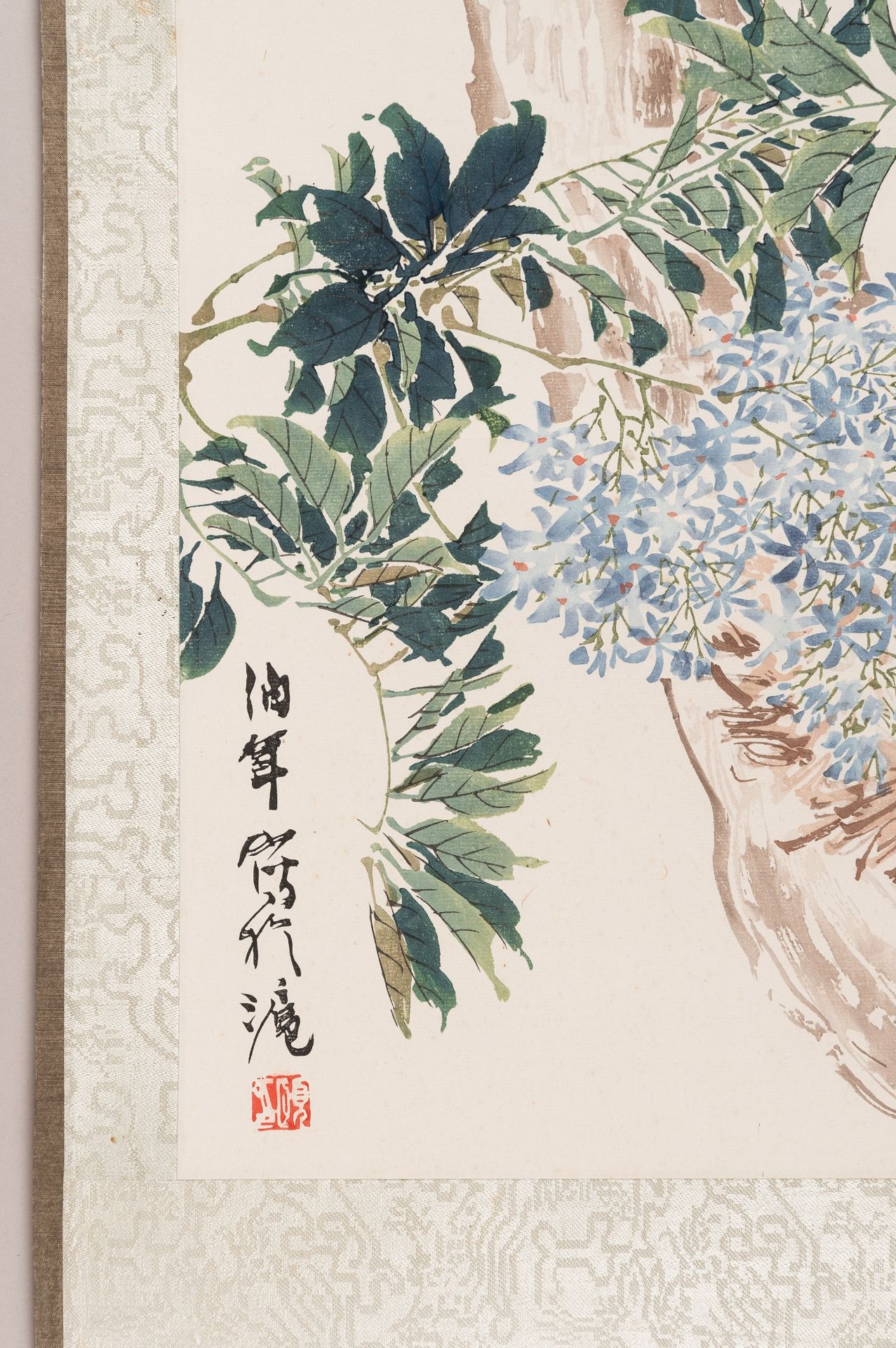 A SCROLL WITH PRINT AFTER REN YI 'BIRD WITH YOUNG' - Bild 7 aus 10