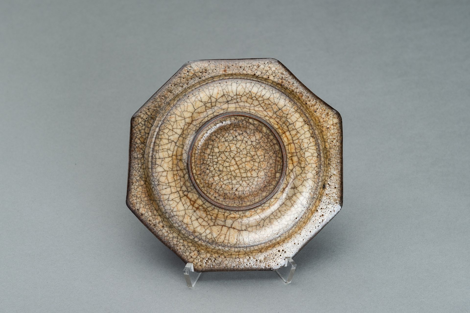 AN OCTAGONAL GE-STYLE GLAZED PORCELAIN DISH, QING DYNASTY - Image 10 of 10