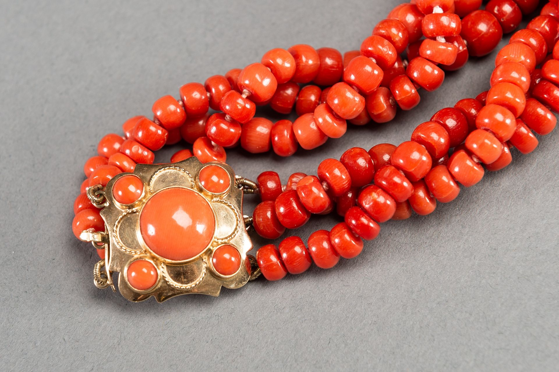 A THREE-TIERED MOMO CORAL BEAD NECKLACE - Bild 6 aus 8