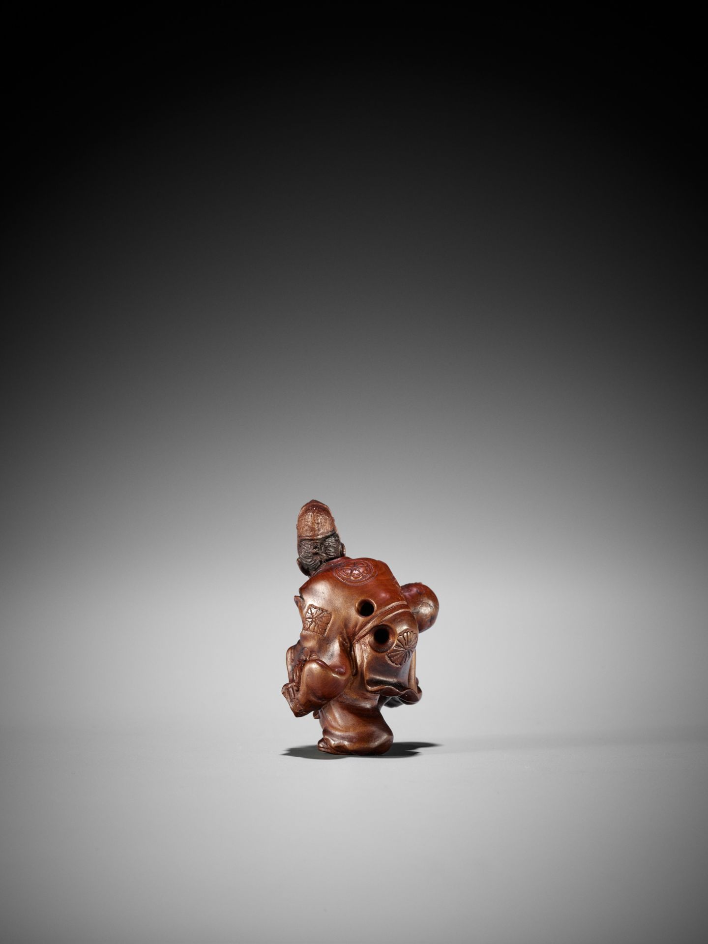 SEIHO: A FINE STAINED BOXWOOD NETSUKE OF A KEMARI PLAYER - Image 6 of 9