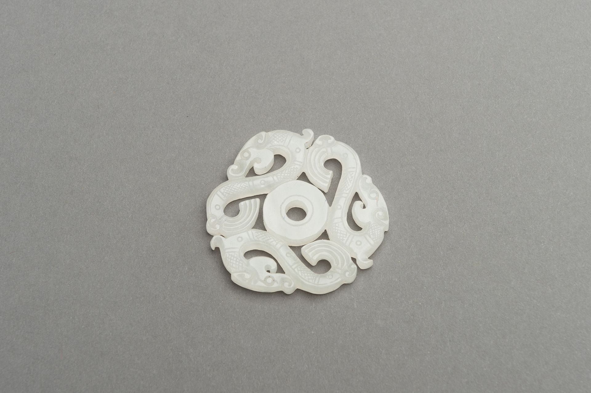 AN ARCHAISTIC WHITE JADE 'DRAGON' PENDANT - Image 5 of 9