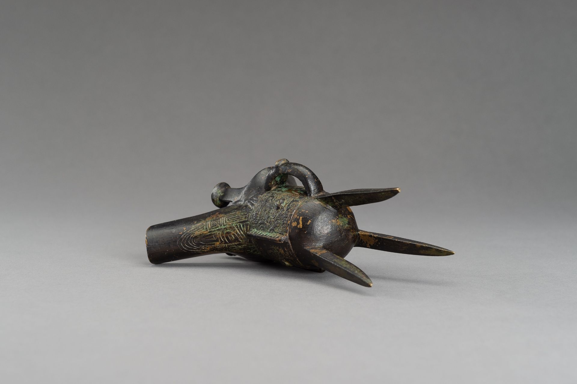 AN ARCHAISTIC SHANG STYLE BRONZE RITUAL TRIPOD WINE VESSEL, JUE - Image 8 of 8