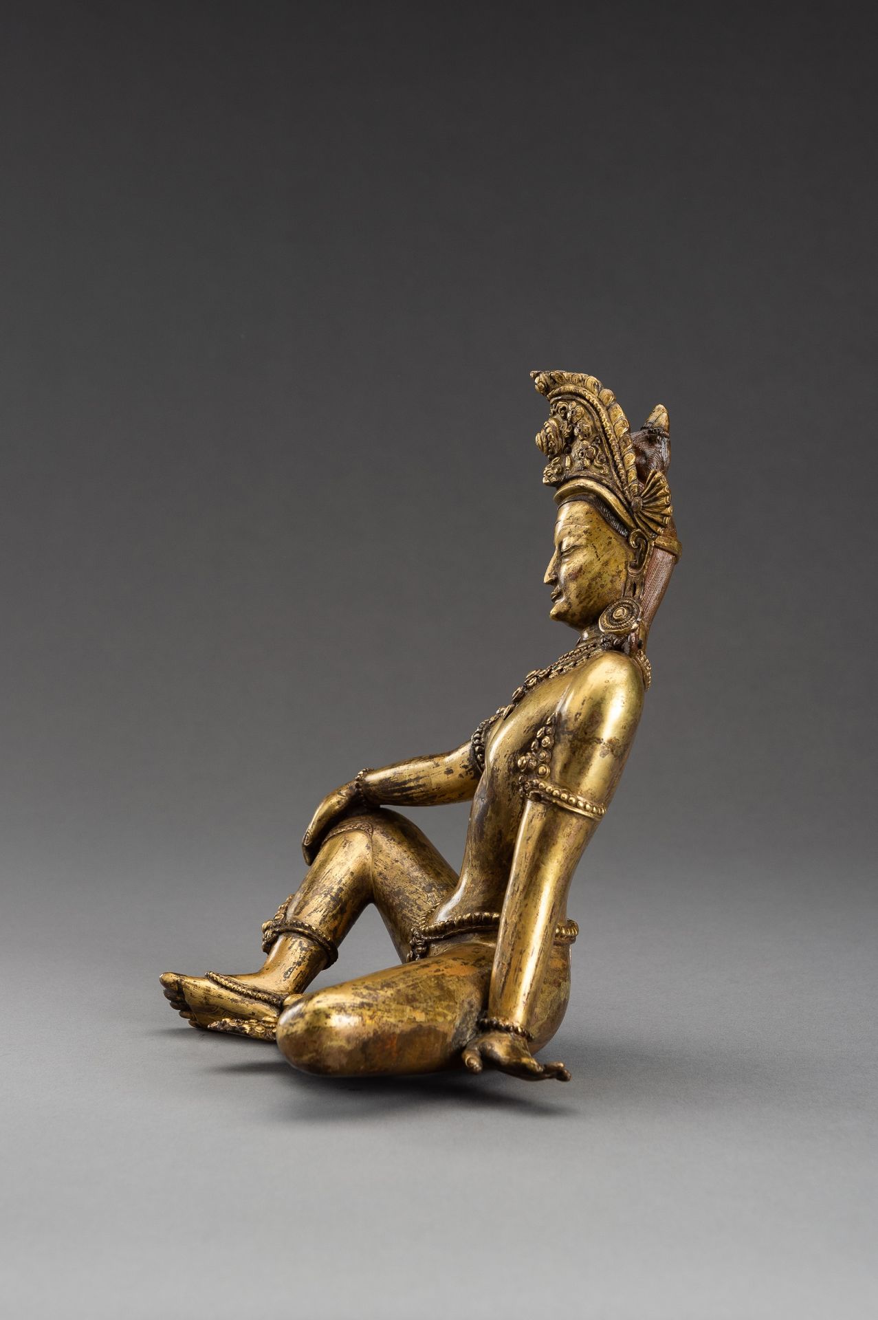 A GILT NEPALI BRONZE FIGURE OF INDRA, 1900s - Image 8 of 10