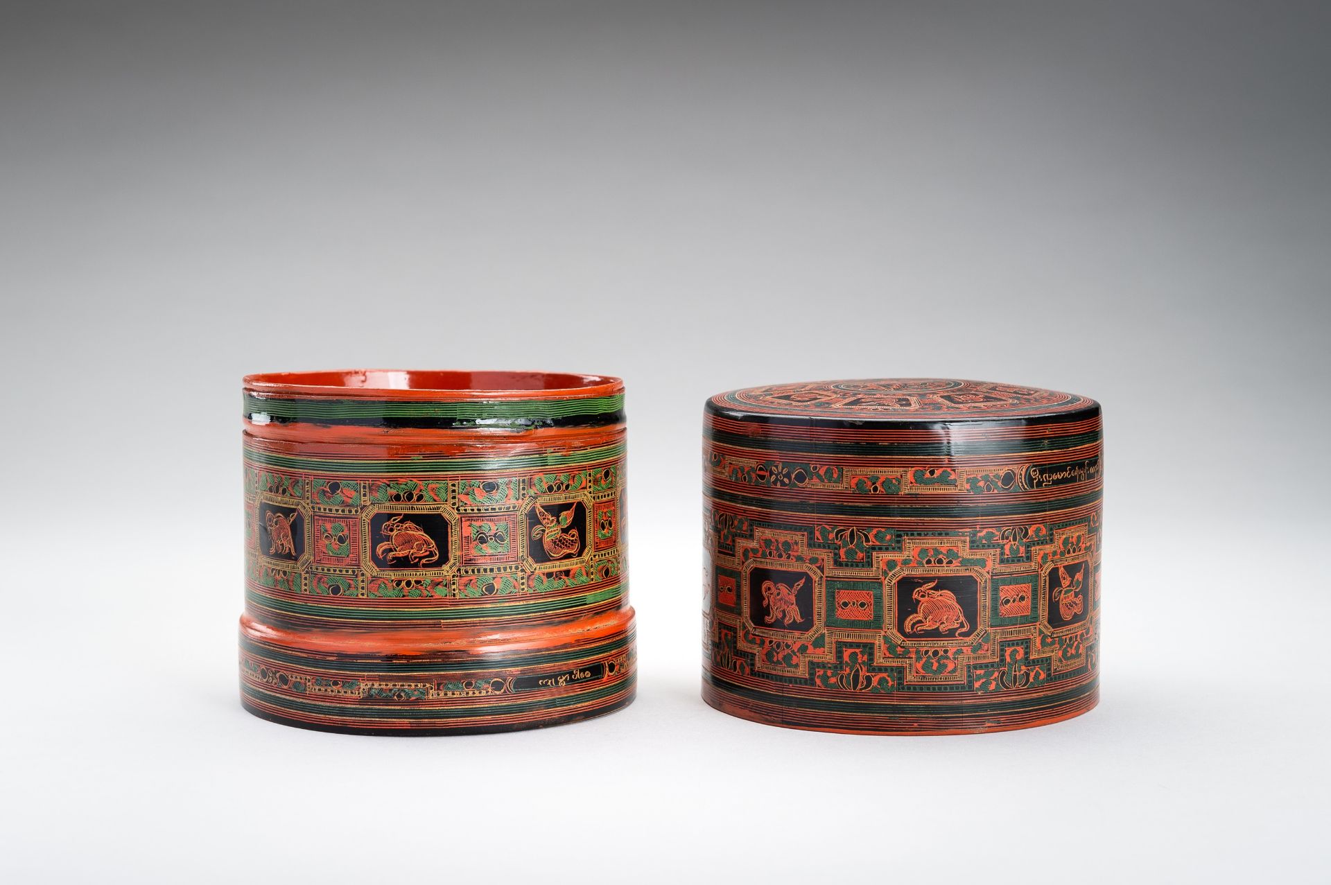 A BURMESE LACQUER BETEL BOX AND COVER, 1900s - Bild 11 aus 19