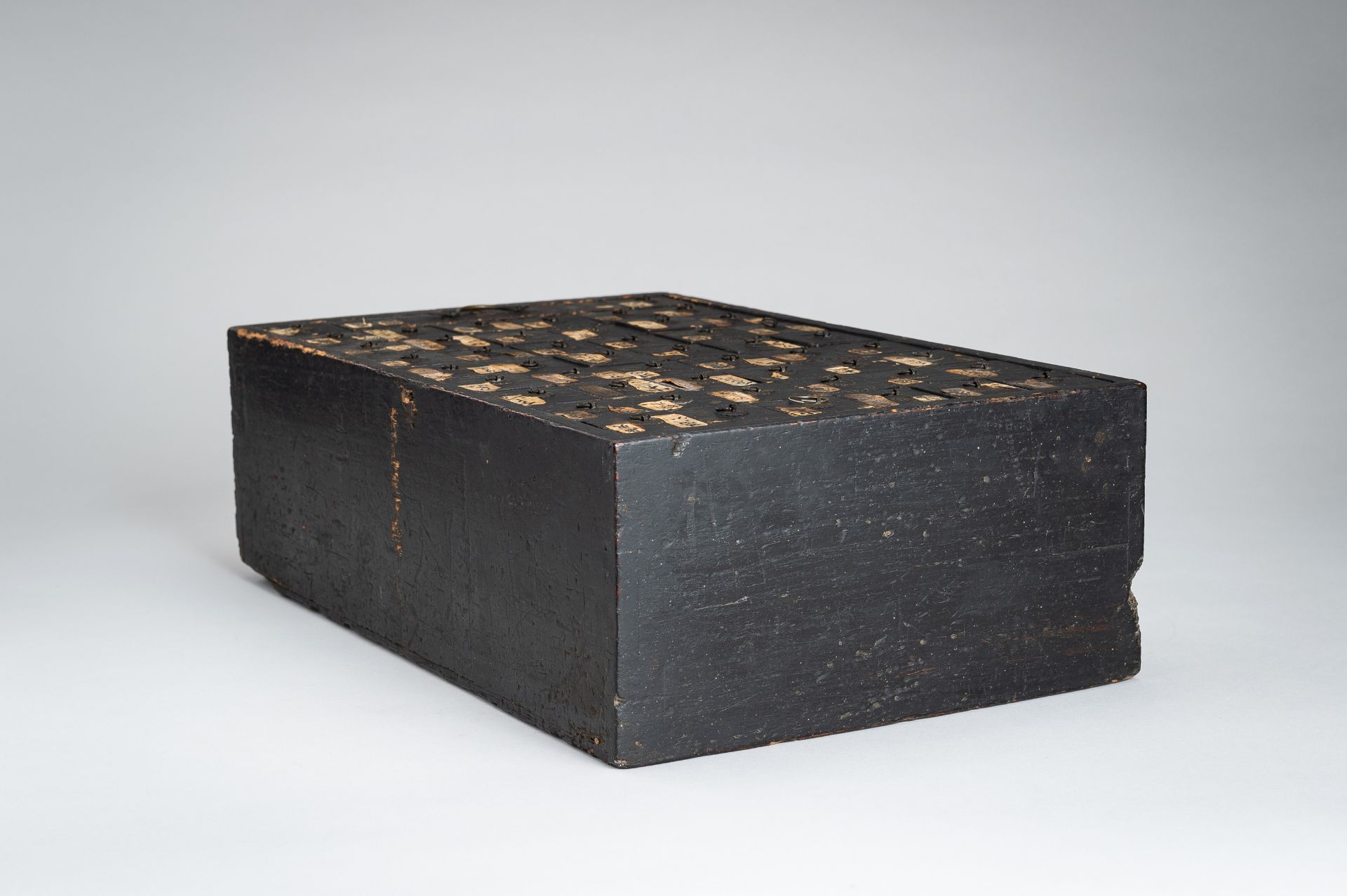 A WOODEN APOTHECARY CABINET WITH 51 DRAWERS, EDO - Image 16 of 20